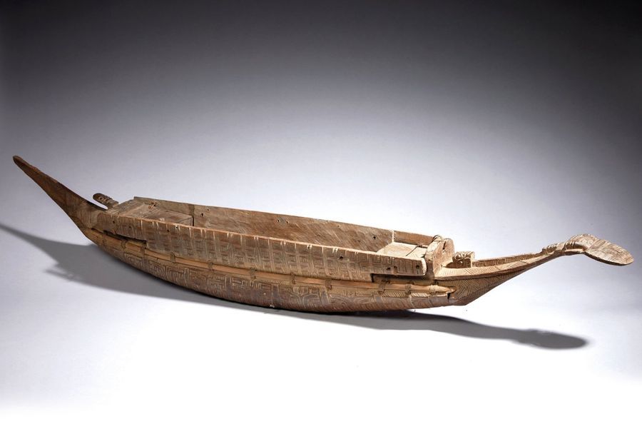 Barque votive Barque votive 

entièrement recouverte d'une décoration sculptée d&hellip;
