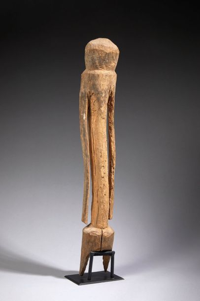 Statue Statue 

schématique au courtes jambes et à long torse encadré de deux br&hellip;