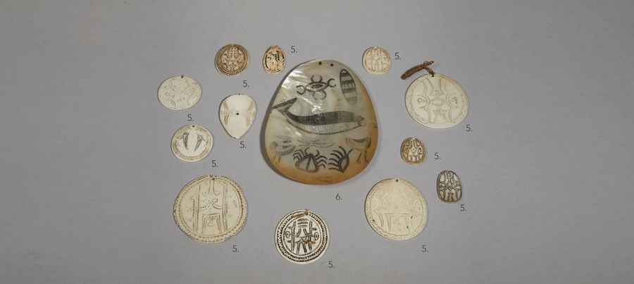 ENSEMBLE Ensemble 

de douze anciens pendants en coquillage à décor gravé d'oise&hellip;