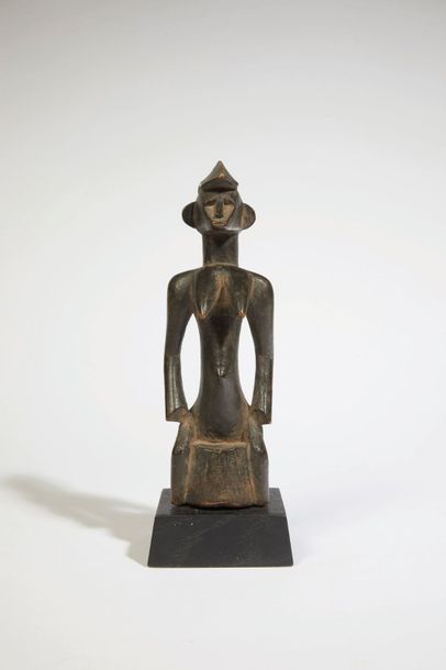 Statue Statue 

féminine fièrement assise les mains sur les cuisses, la tête coi&hellip;