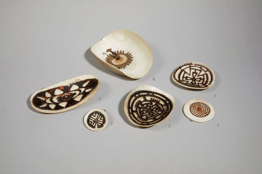 ENSEMBLE Ensemble 

de cinq anciens bijoux « kapkap » en coquillage soutenant un&hellip;