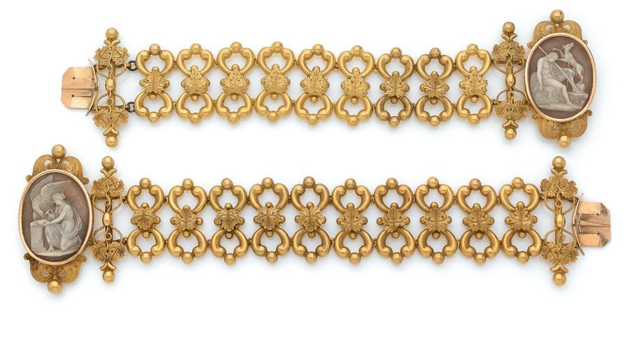 Paire de large bracelets Pair of large bracelets 

in 18K (750) gold, articulate&hellip;