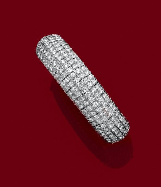 Bracelet Bracelet 

ouvrant en or gris 18K (750), entièrement serti de diamants &hellip;