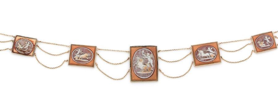COLLIER Collier 

de 3 chaînettes d'or 18K (750) scandé de motifs rectangulaires&hellip;