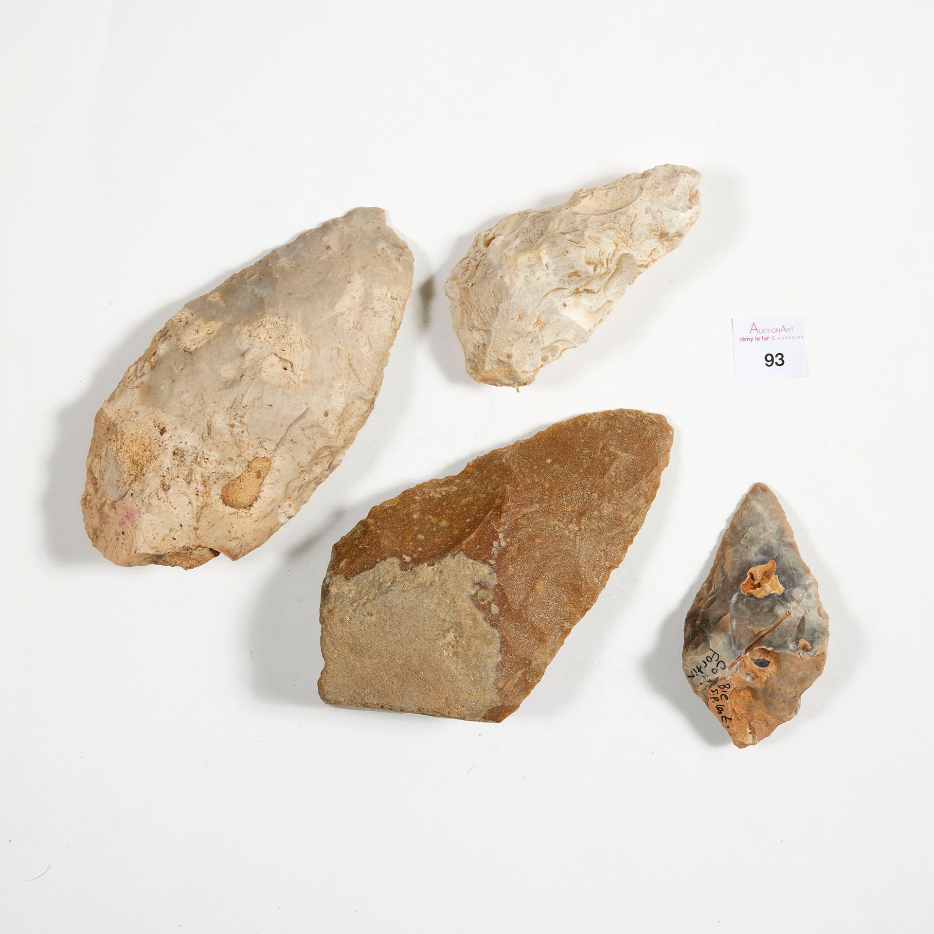 Quatre bifaces 四个裂缝

其中一个是杏仁状的。灰色的燧石和石英岩。

法国，中阿丘勒山脉。

铭文："Platt sale 1960" / "C&hellip;