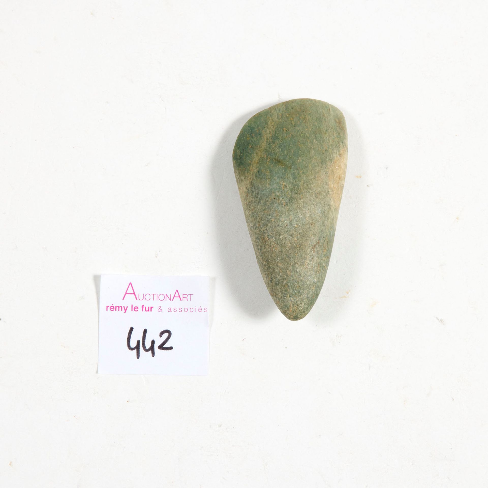 HACHE 斧头

抛光，脚跟有坑。

绿色的石头。可能是重新切割

法国或瑞士，新石器时代

L. : 6 cm