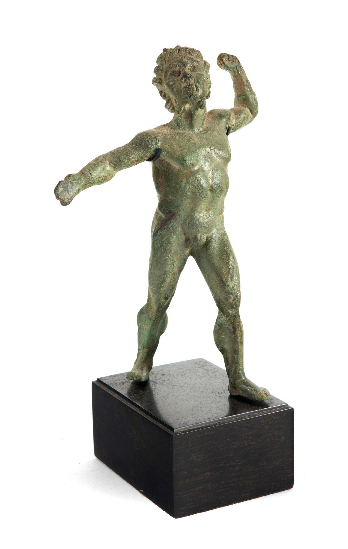Statuette de faune 一个跳舞的雕像

舞蹈。他赤身裸体，肌肉线条逼真。头发由直股组成，似乎要飞走。

青铜，带有光滑的绿色铜锈。左臂受到轻微冲&hellip;