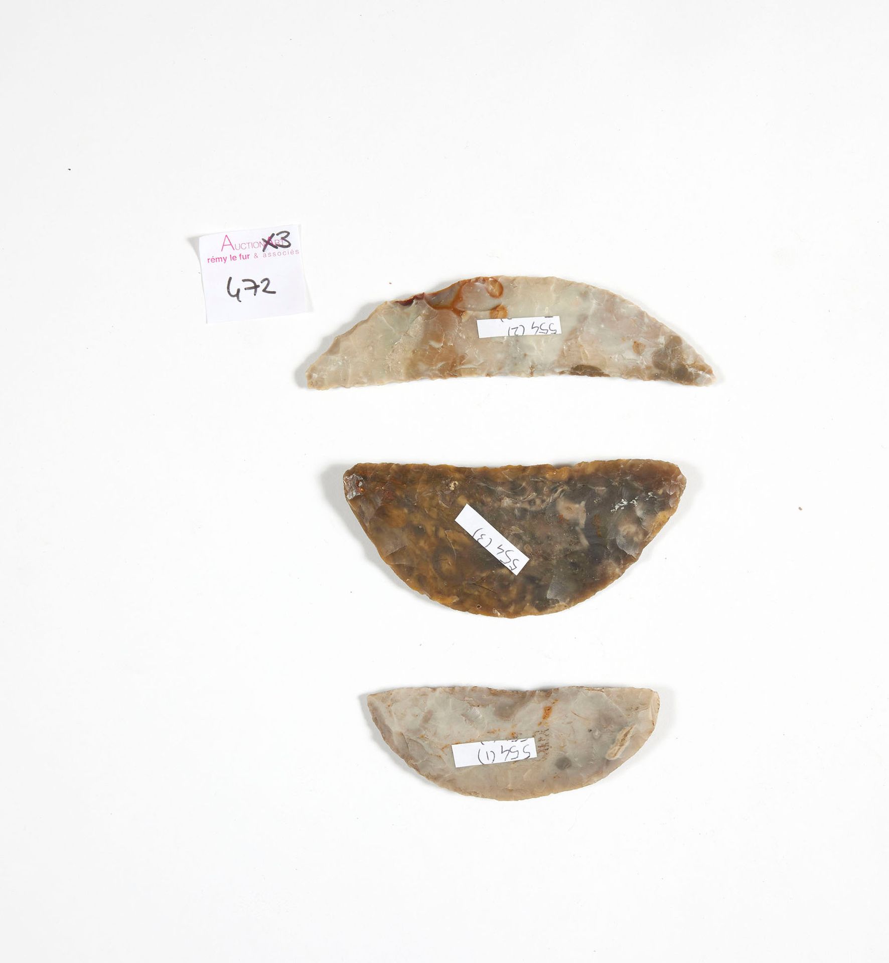 Lot de trois grattoirs convexes 一套三把凸形刮刀

灰色火石。

丹麦，新石器时代。

长度：8.5、10和12厘米