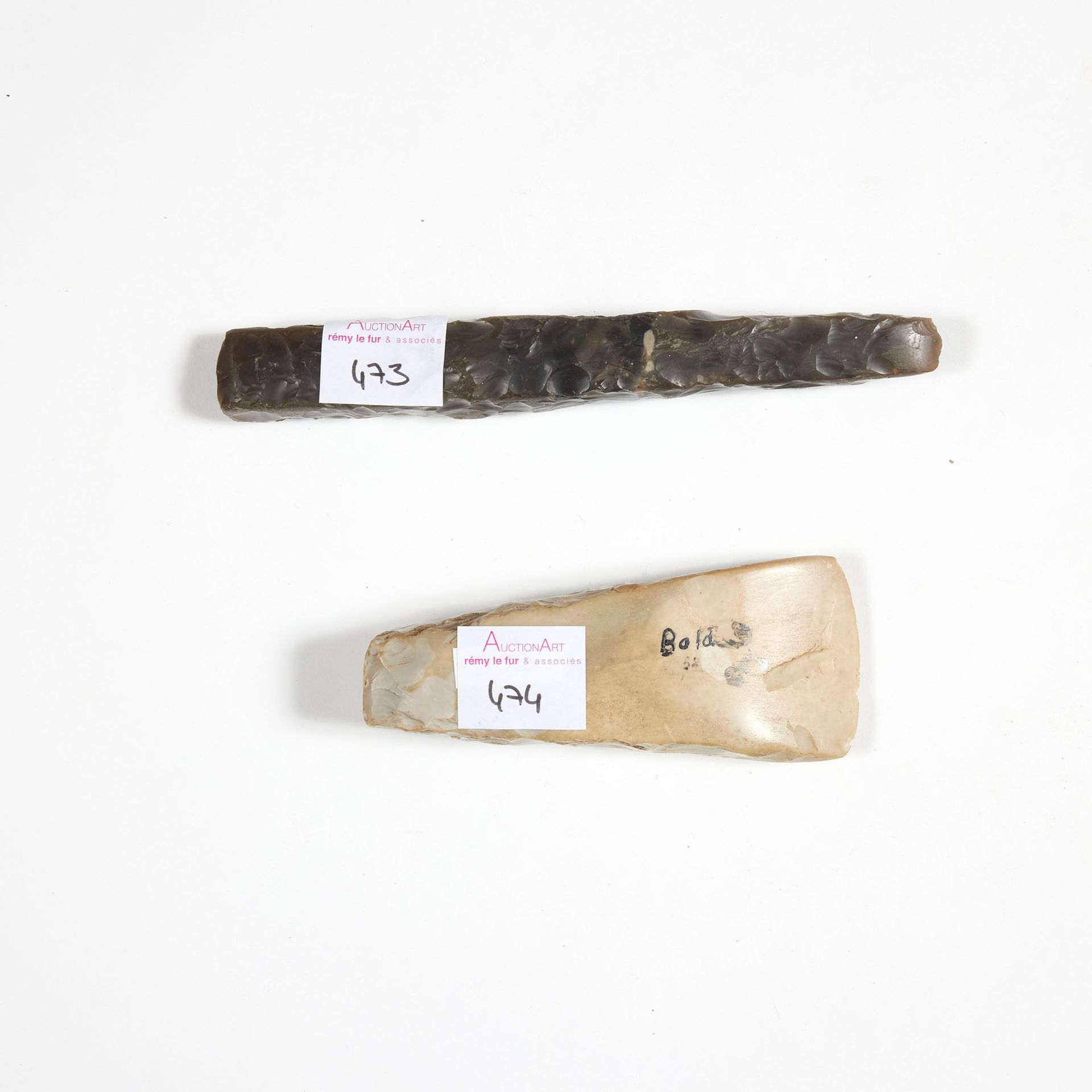 Ciseau 凿子

具有四角形断面，灰黑色的燧石。

丹麦 Chalcolithic

白墨题写的 "32 15"。

长度：17厘米