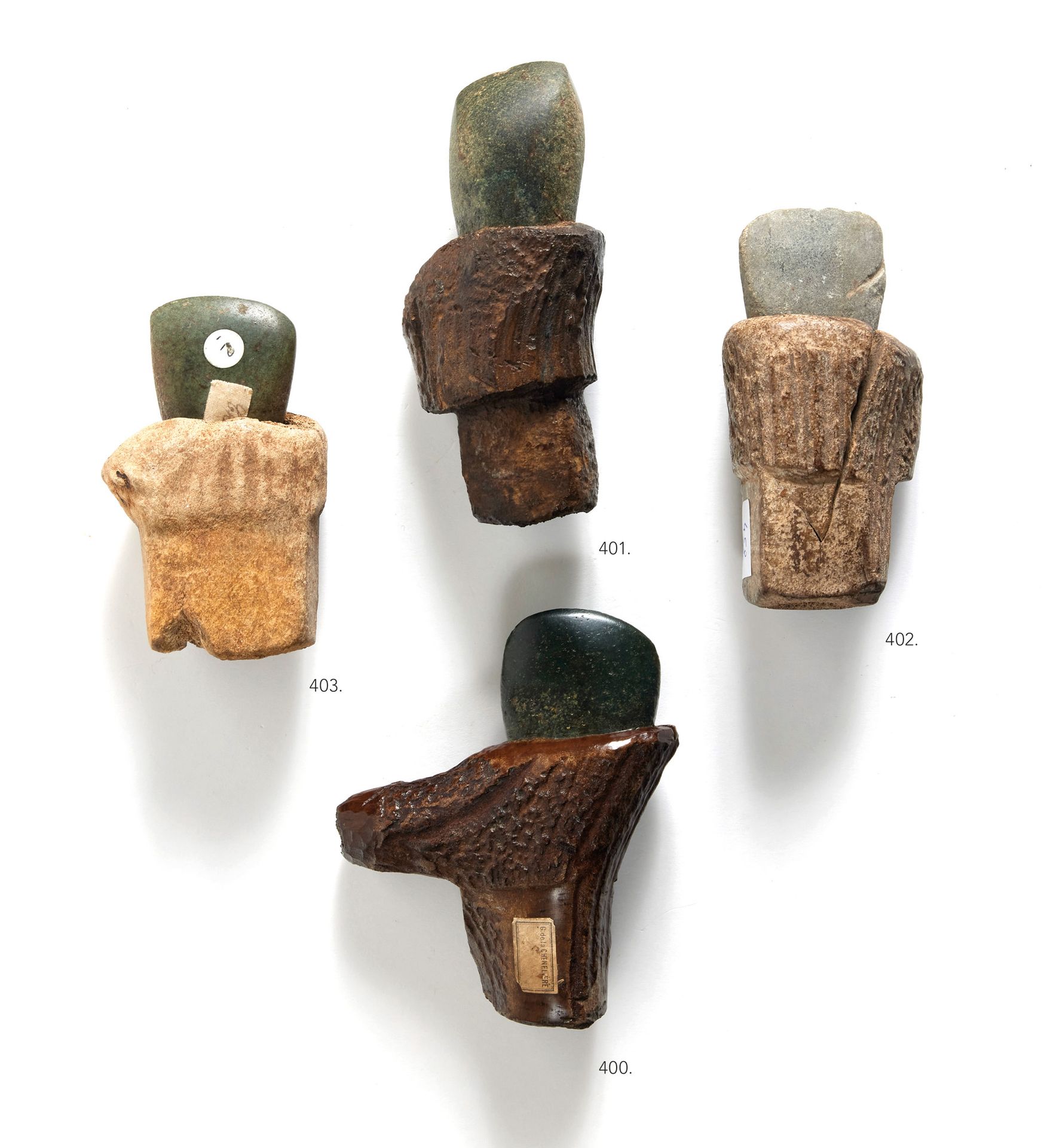 HACHE 斧头

抛光后的鞋跟和它的手柄都有轻微的凹痕。

灰色石头和鹿角。

瑞士，新石器时代晚期。

l.11厘米

旧标签显示 "Locras"。