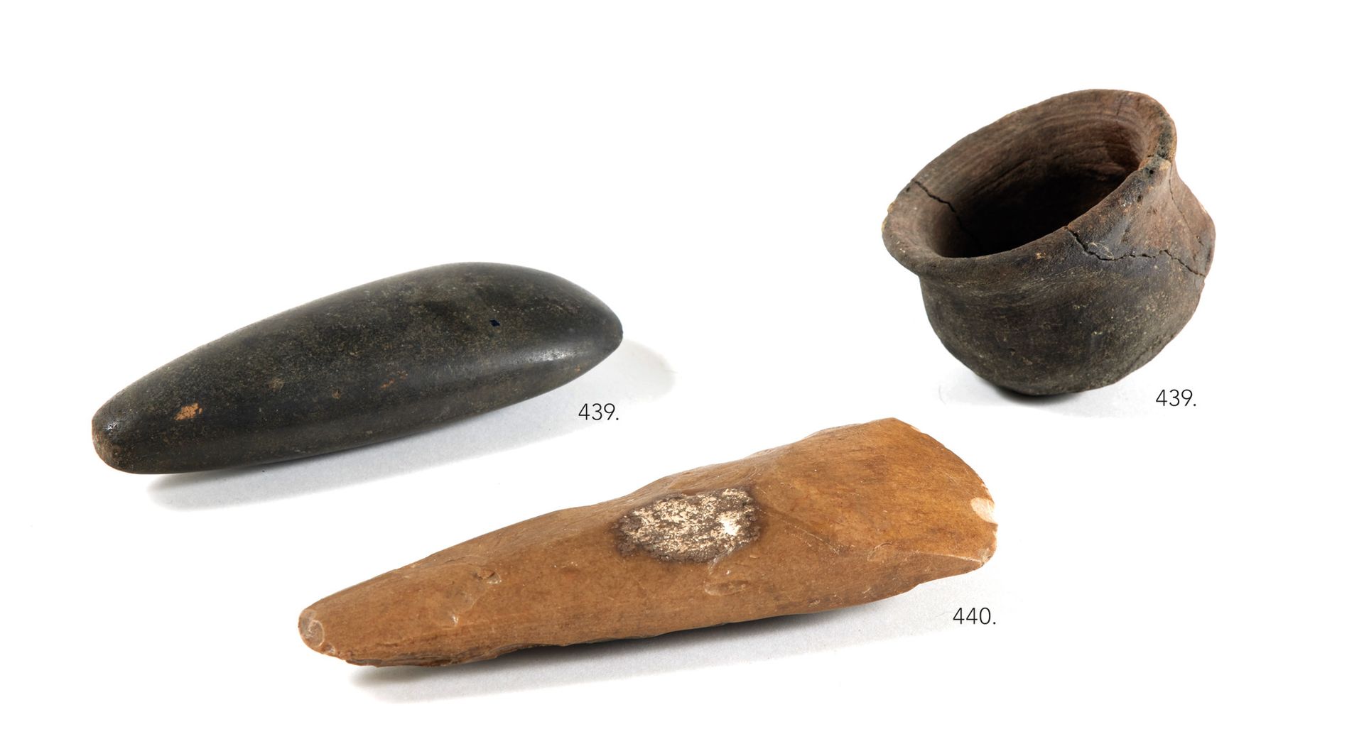 HACHE 斧头

抛光的直边

米棕色的燧石。边缘上的芯片

法国, 新石器时代晚期

旧标签显示 "巴黎

长：16厘米