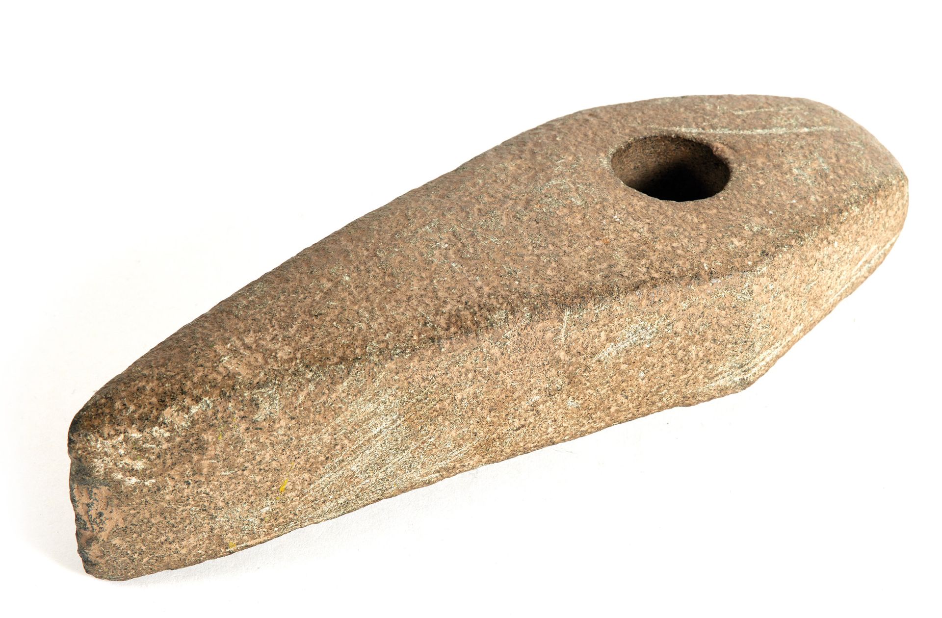 Importante hache 重要的斧头

梯形锤子。

灰色的石头。一面有划痕。

法国, Chalcolithic.铭文 "巴黎塞纳河"。

标签显示 &hellip;