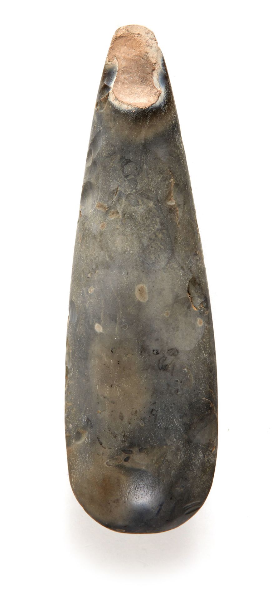 HACHE 斧头

抛光，边缘平整

灰色火石

法国，诺曼底，新石器时代晚期。铭文显示 "Sotteville"。

长：21厘米。