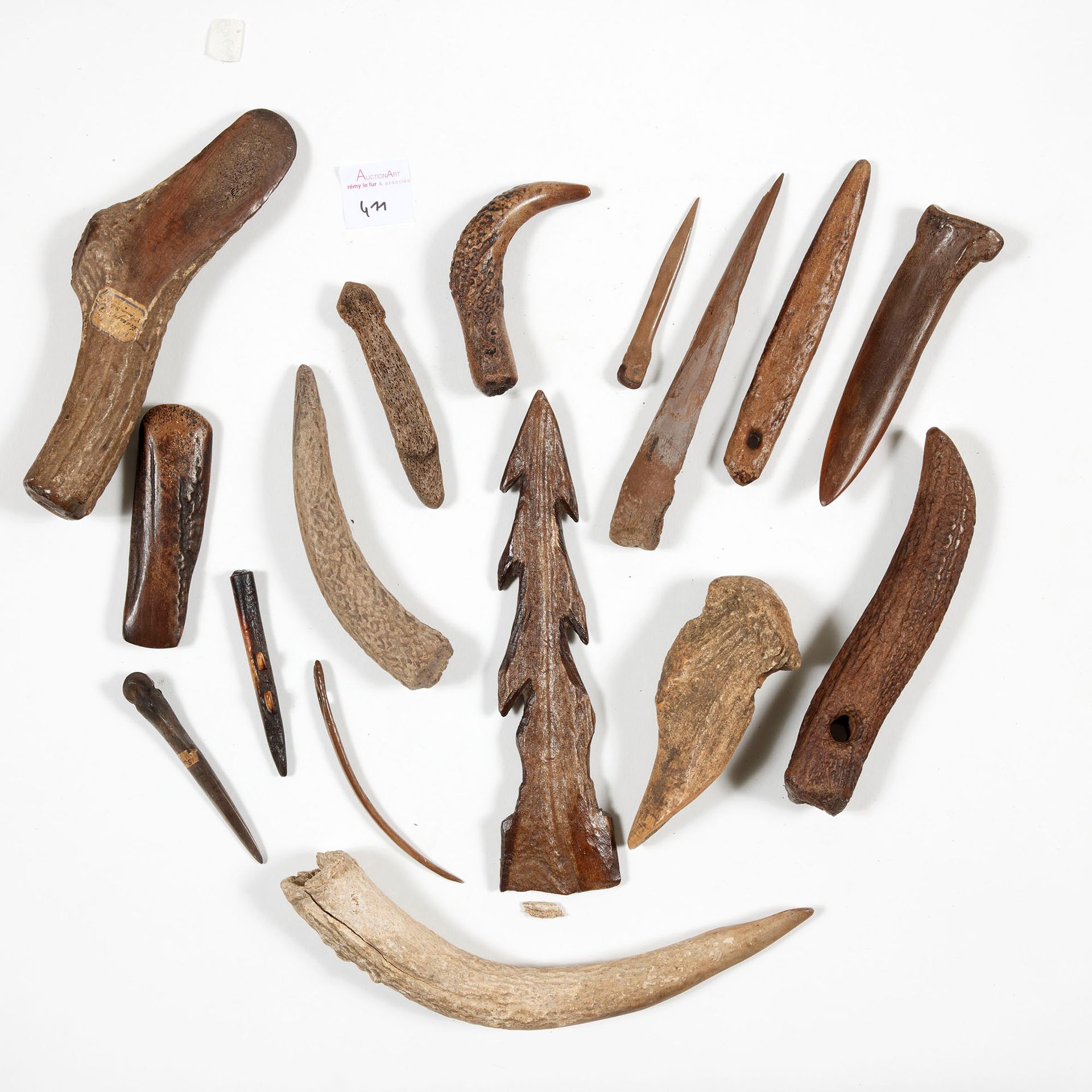 Lot d'outillage Werkzeugsatz für Knochen

Knochenwerkzeuge, darunter Spitzen, Me&hellip;