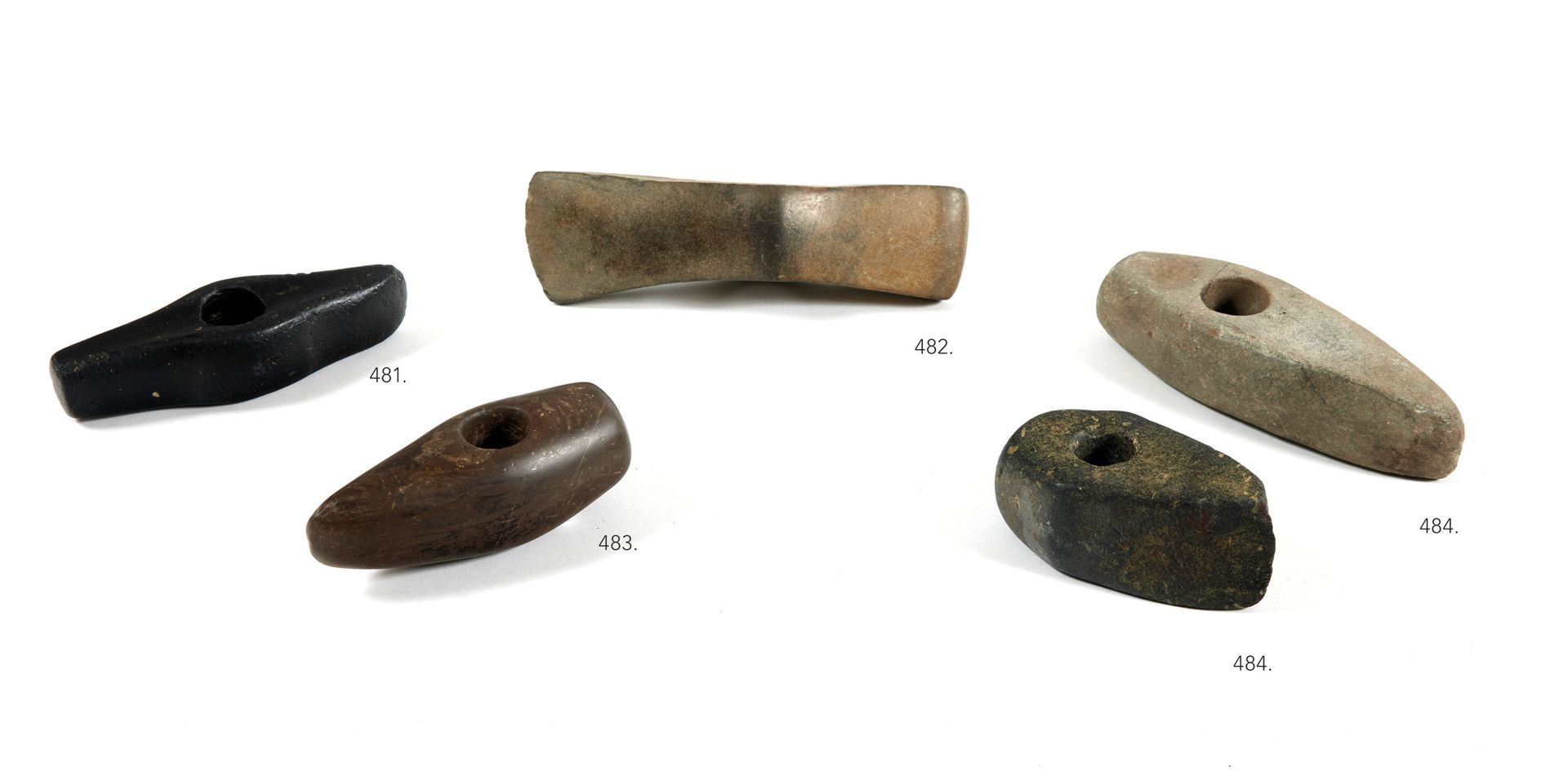 Hache-marteau 锤子-斧子

两侧有咽喉。

堇青石。边缘略显暗淡，鞋跟处有小缺口。

丹麦或德国，Chalcolithic。

长13,5厘米