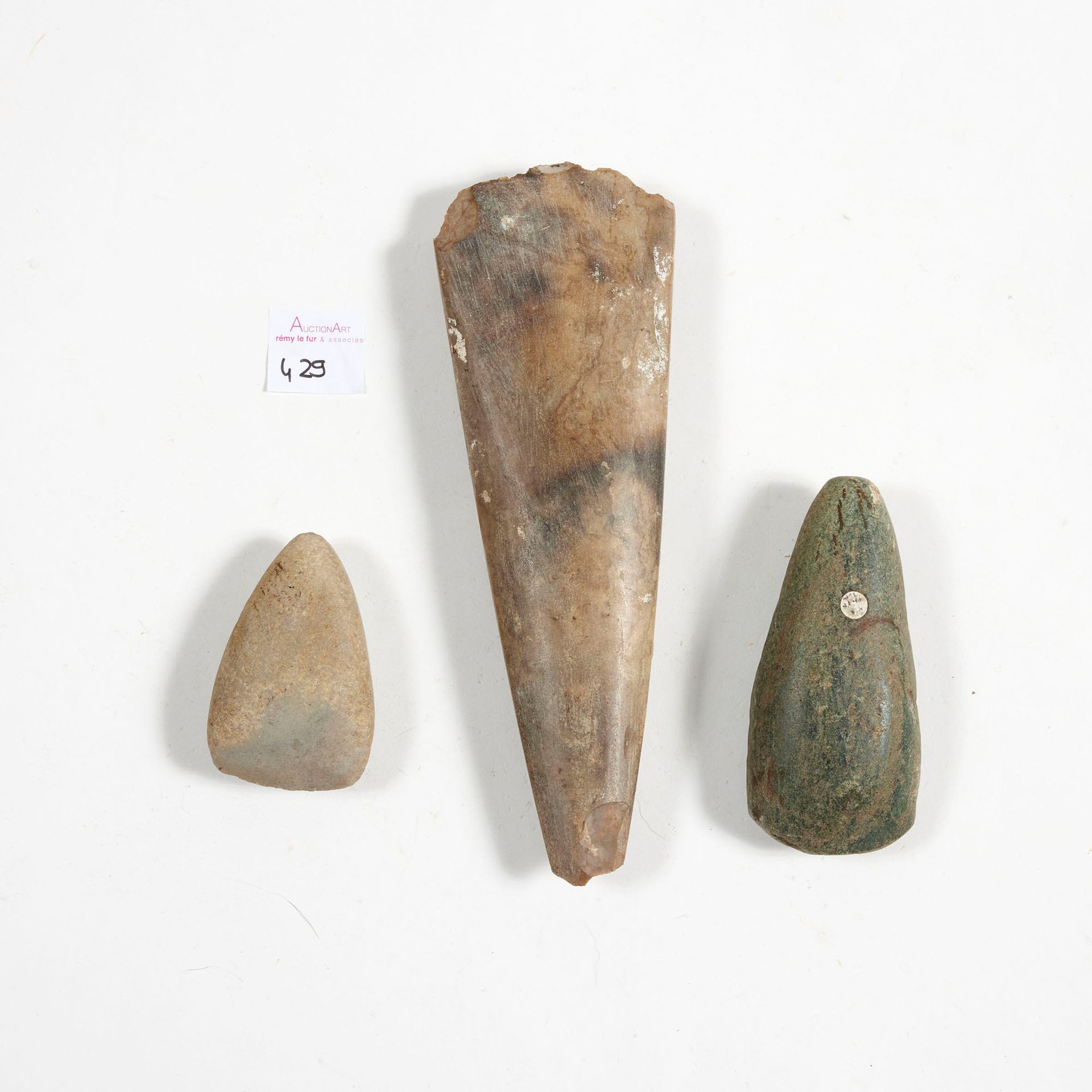 Lot de trois haches Lot of three axes

one in green stone, one in grey stone and&hellip;