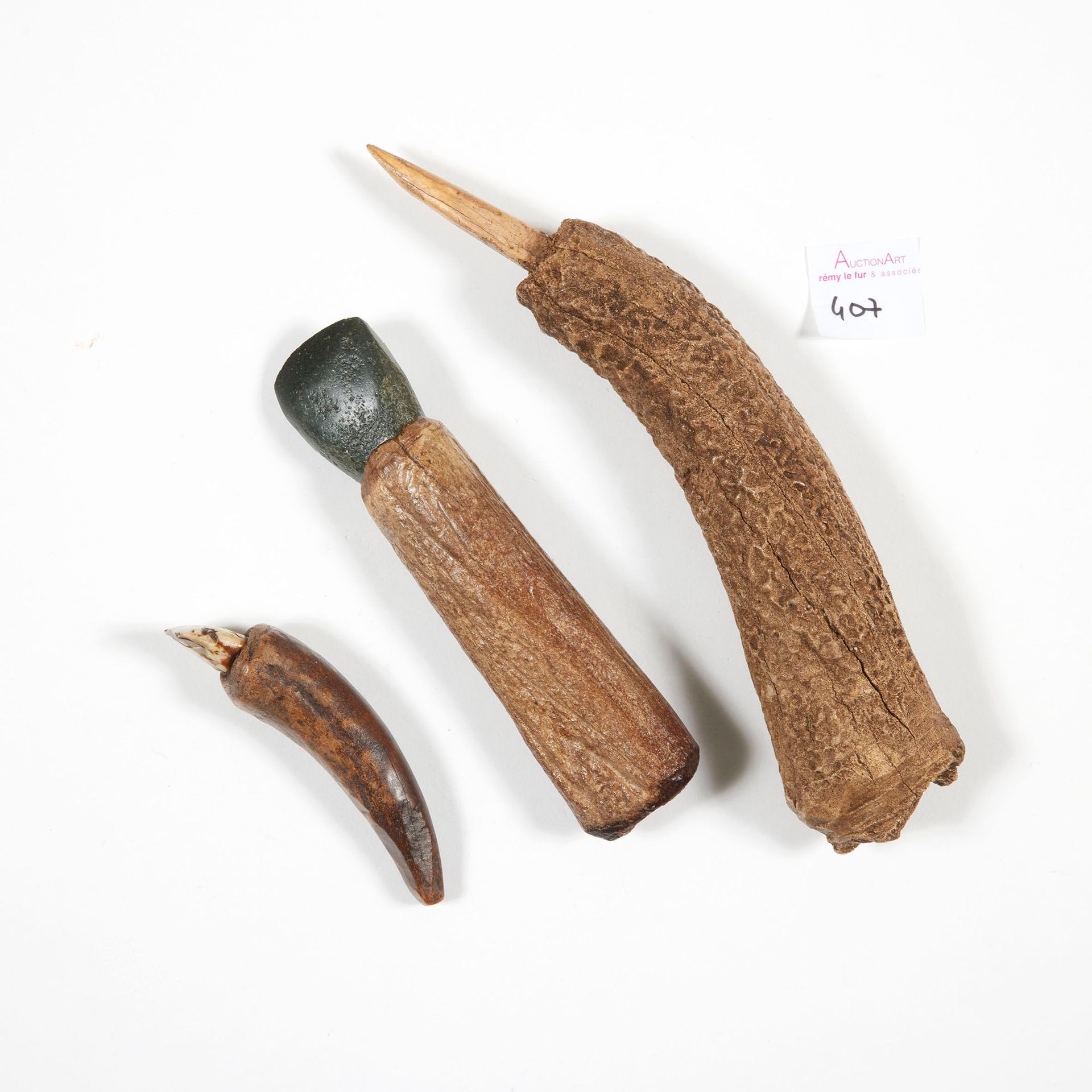 Lot de trois outils 一套三件的工具

包括一把磨光的斧头、一只压制的动物犬牙和一个压制的碎片。

从古代元素中重建。

瑞士或法国，新石器时&hellip;