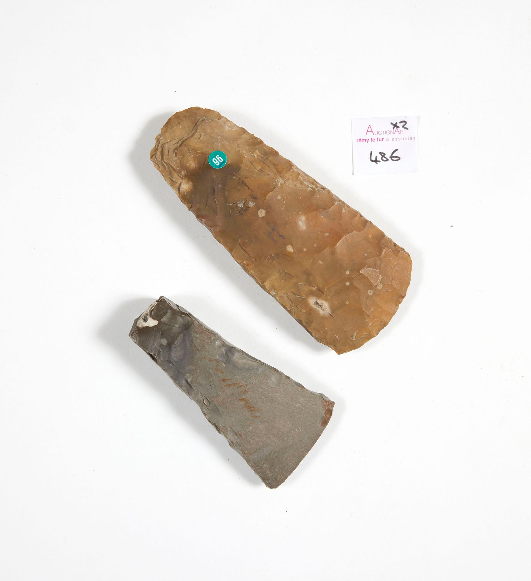 Lot de deux haches Lot of two axes

one partially cut.

Grey and brown flint.

D&hellip;