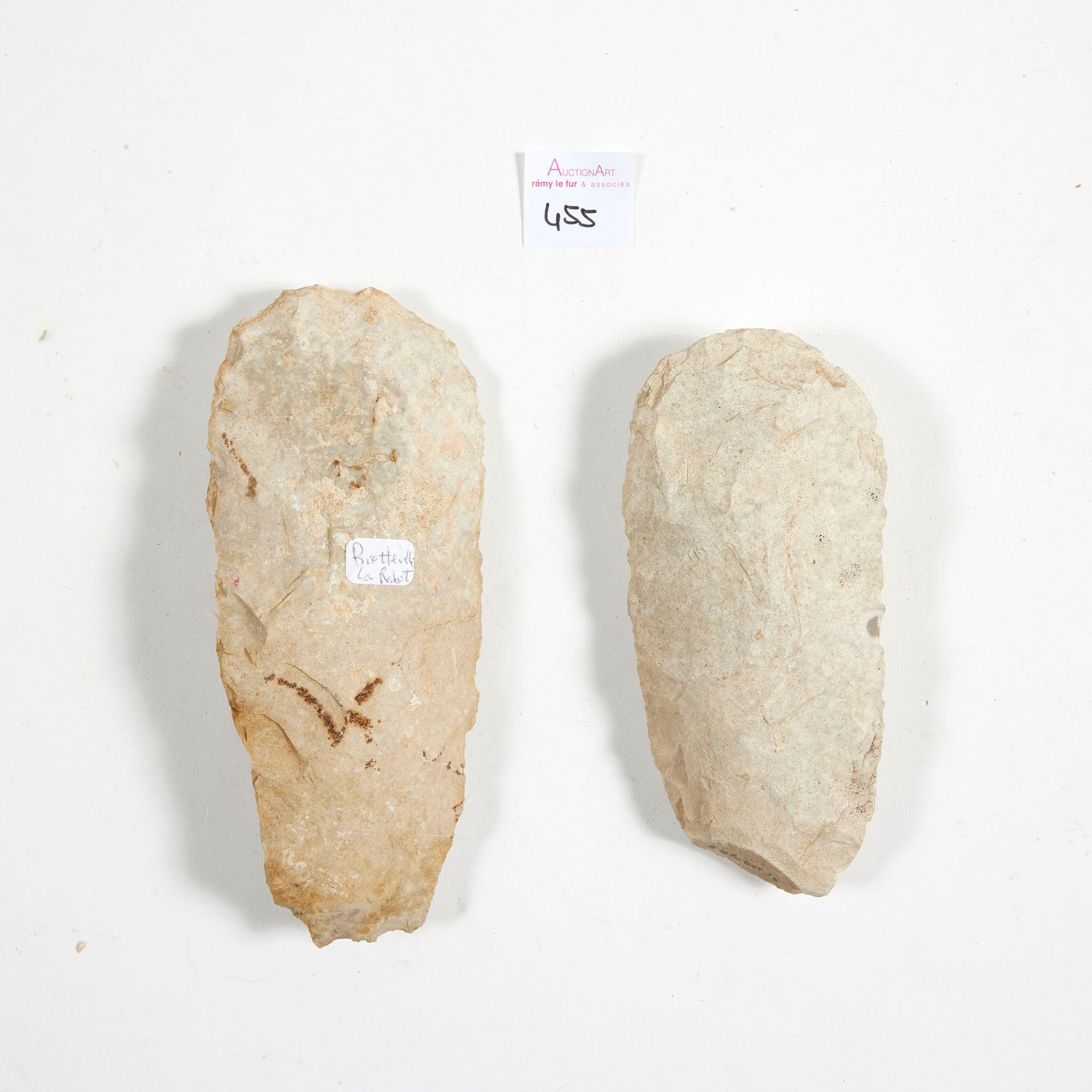 Lot de deux haches taillées Set of two carved axes

Beige flint

France, Normand&hellip;
