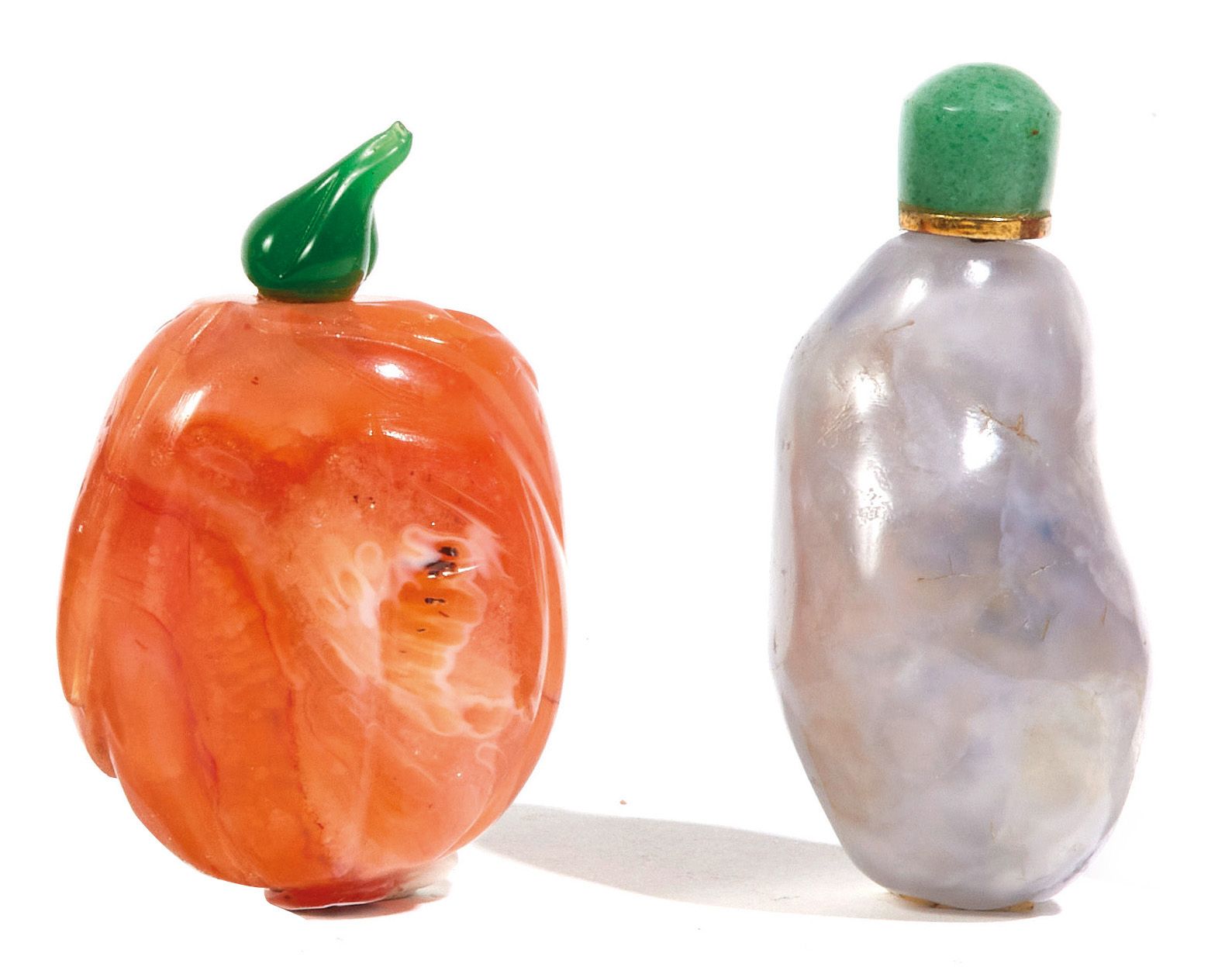 CHINE - XIXe siècle 中国 - 19世纪

两个烧瓶，一个是灰色玛瑙卵石的形状，另一个是红玉髓葫芦的形状。高4,5和4厘米。一个小木头底座。绿&hellip;
