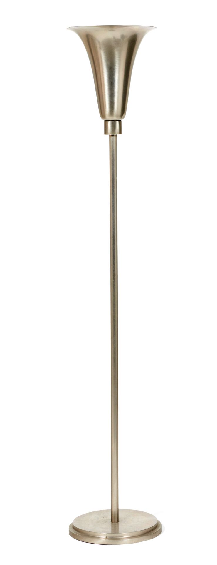 TRAVAIL MODERNE DE STYLE MODERNISTE 现代主义风格的作品

金属落地灯，圆形底座，圆柱形灯杆和喇叭形反射器。

身高170厘米&hellip;