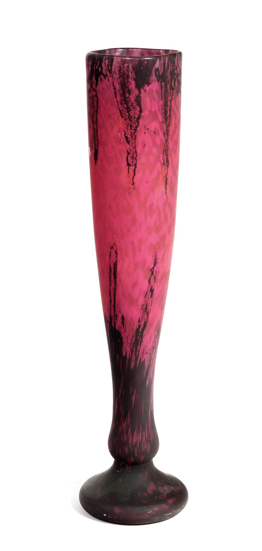 DAUM Nancy 道姆-南希

一个大的锥形花瓶，膨胀的底座在一个基座上，用粉色和紫色色调的大理石花纹玻璃。

高度为55.5厘米。

签名刻在装饰上，南希&hellip;