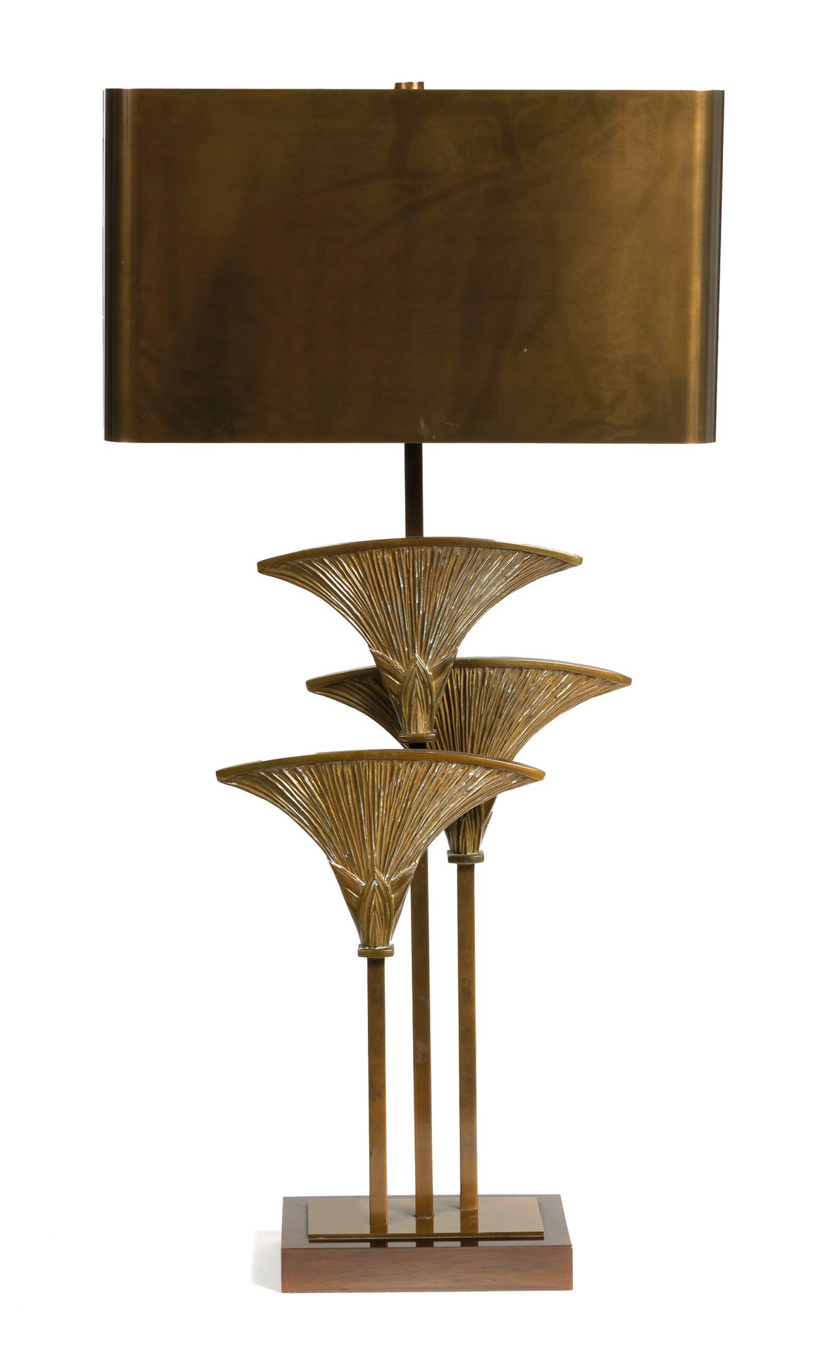 MAISON CHARLES 查尔斯之家

底比斯 "灯，装饰有三片鎏金铜和黄铜的纸莎草叶子，其四角形底座为鎏金金属，有双重铜锈。

高度为77.5厘米。

底&hellip;