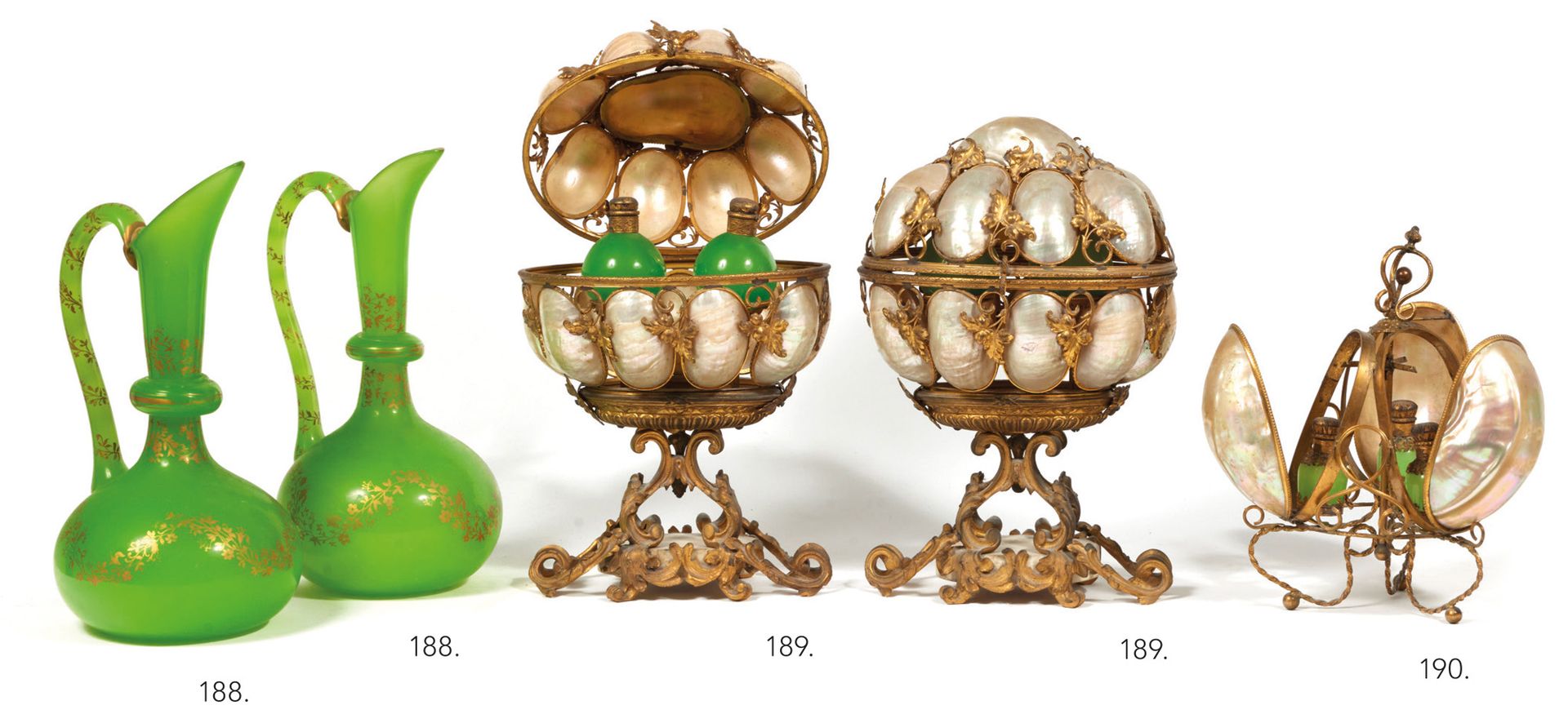 Porte-flacon 水瓶架

鎏金金属，装饰有交错的三个半壳，在花冠中打开，露出三个绿色乳白色的玻璃瓶。

N.III时期

高：27厘米

(损坏的手柄&hellip;