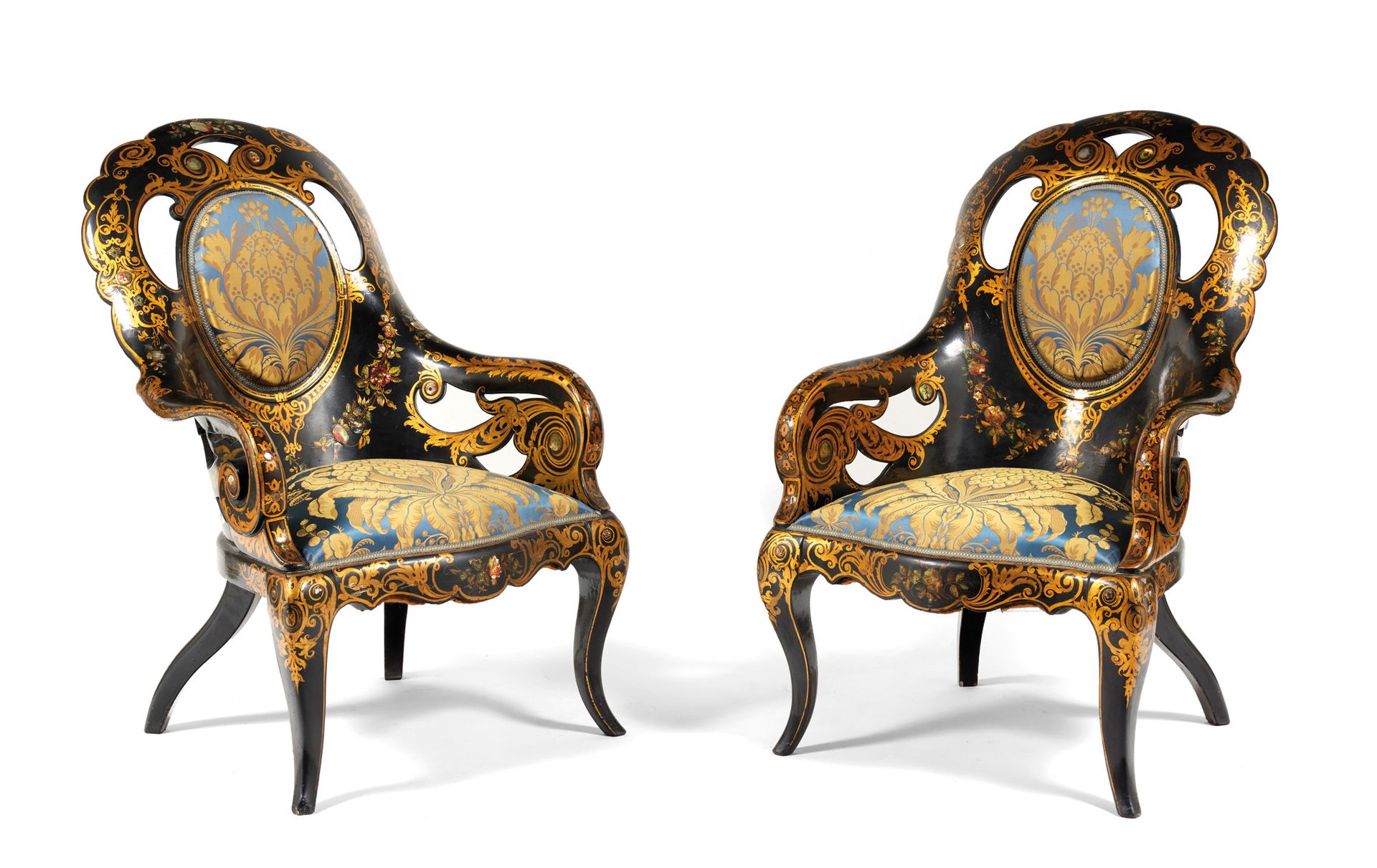 Paire de larges fauteuils 一对大扶手椅

背面有一个倒置的托架，上面装饰着珍珠母和黄金的玫瑰和叶子。

他们用拱形的脚站立。

N.I&hellip;