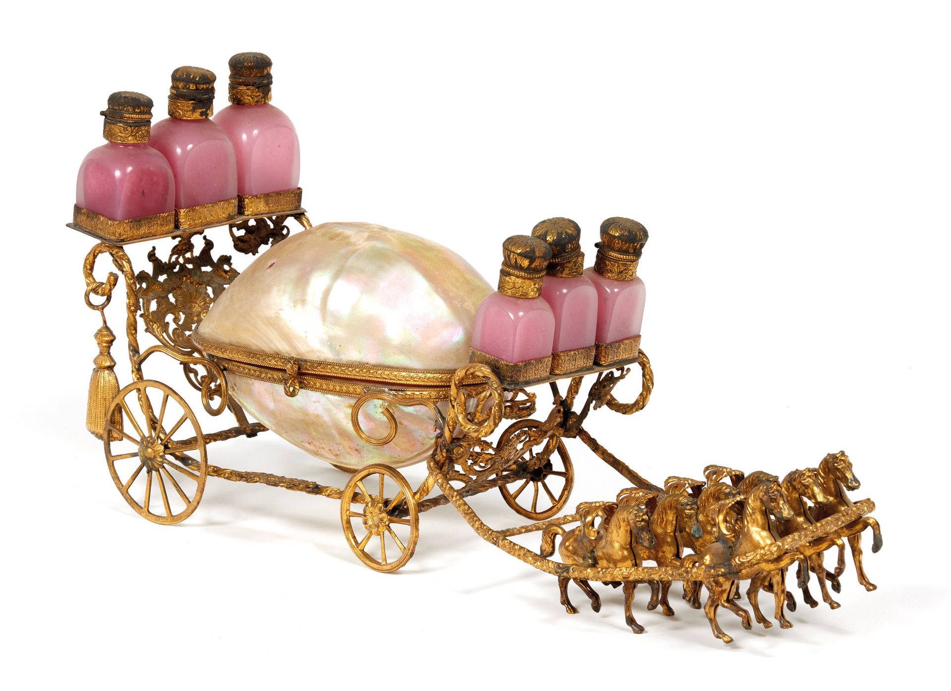 Carrosse porte-flacons 运瓶车

贝壳和鎏金黄铜，有七匹马和六个模仿玫瑰石英的玻璃瓶。

N. III期

高：20 宽：40 厘米

(&hellip;