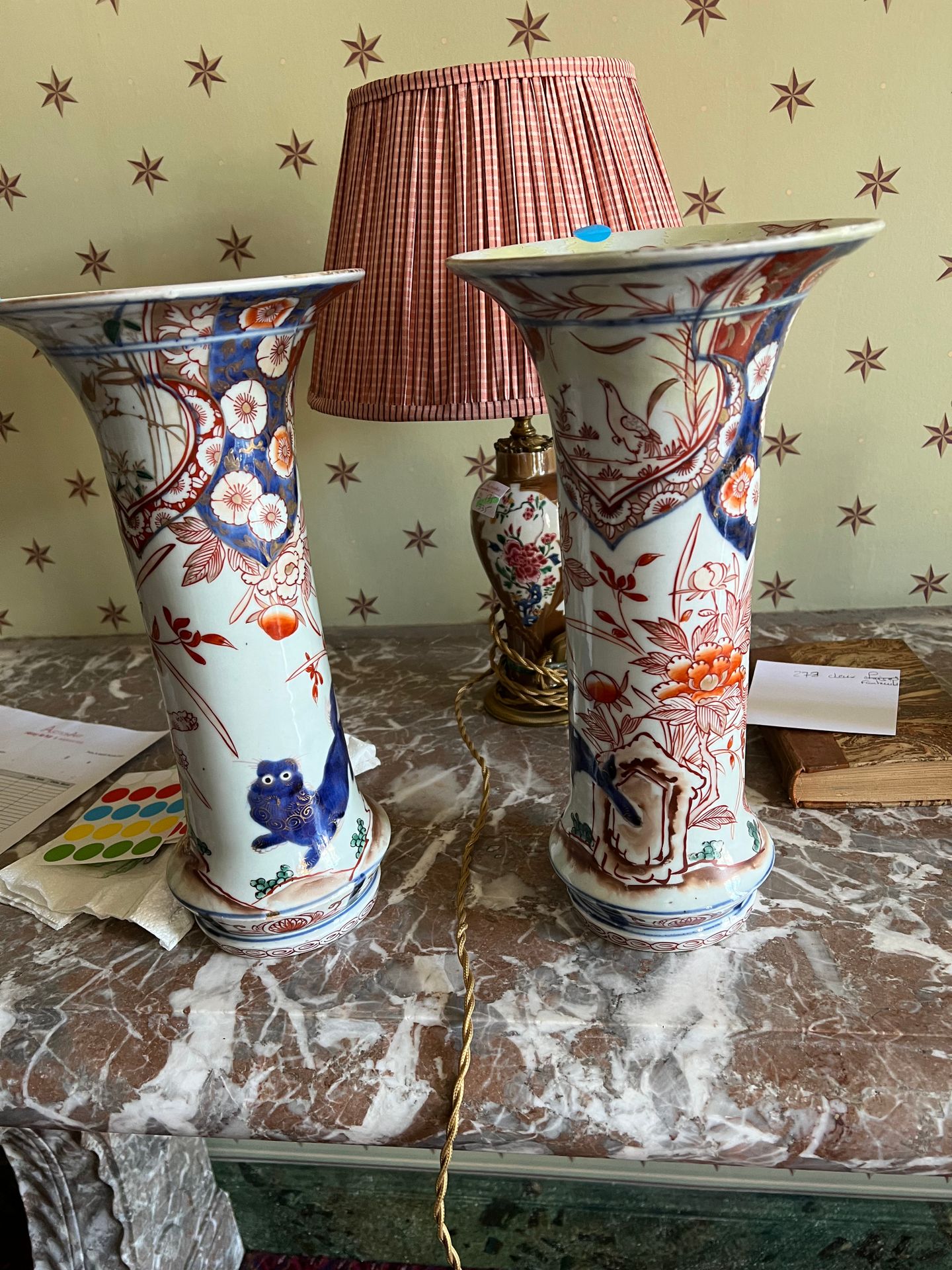 Null Two horn vases in Imari



18th century



Reglued