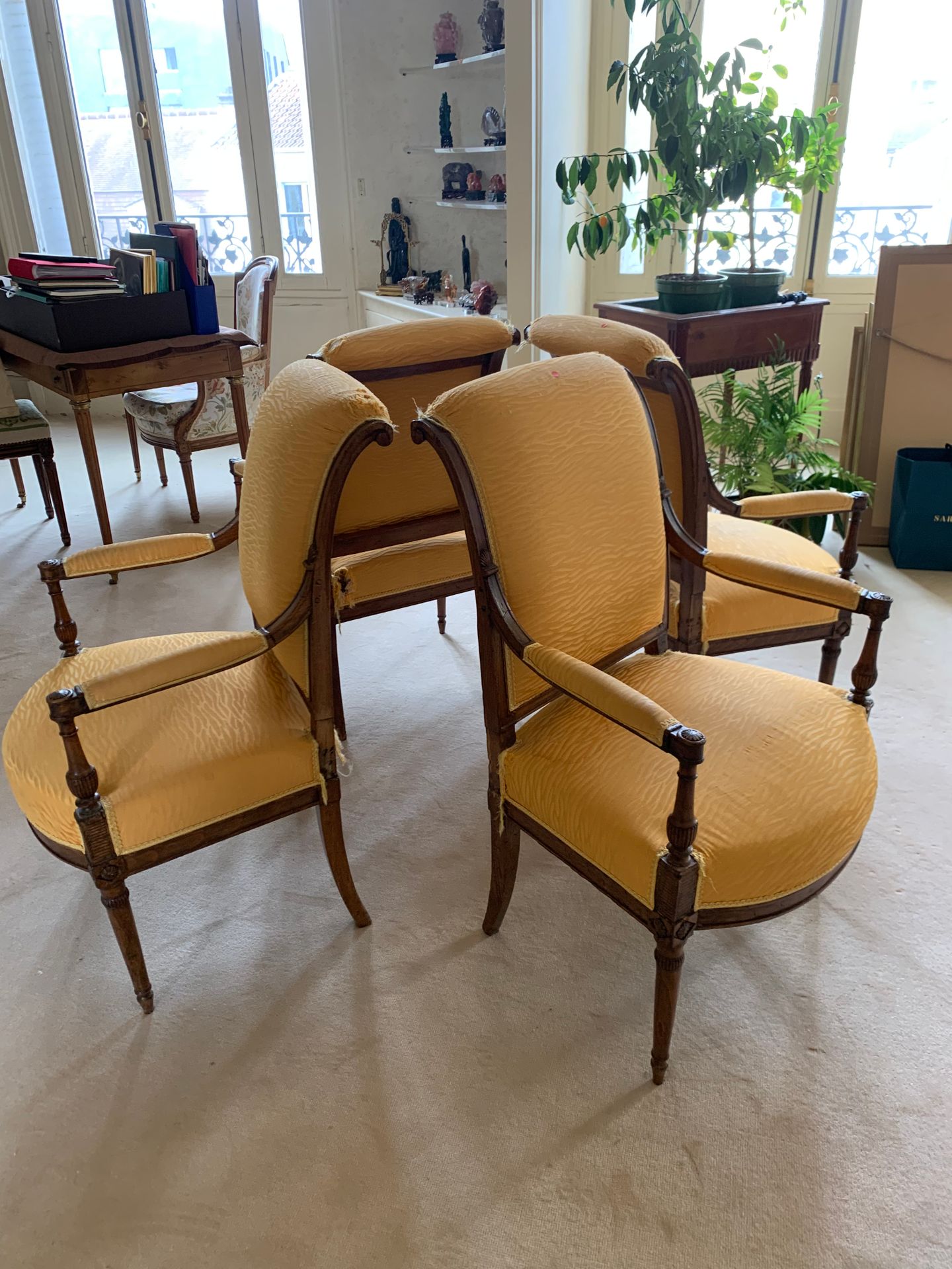Null Suite von vier Sesseln aus Naturholz mit umgekehrter Rückenlehne, Säulenstä&hellip;