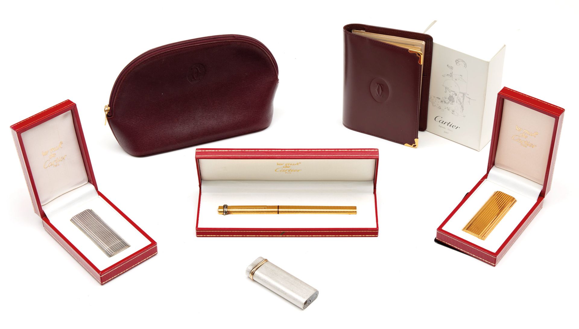 CARTIER 卡地亚

拍品包括一支钢笔、三个打火机、一个箱子和一本日记本