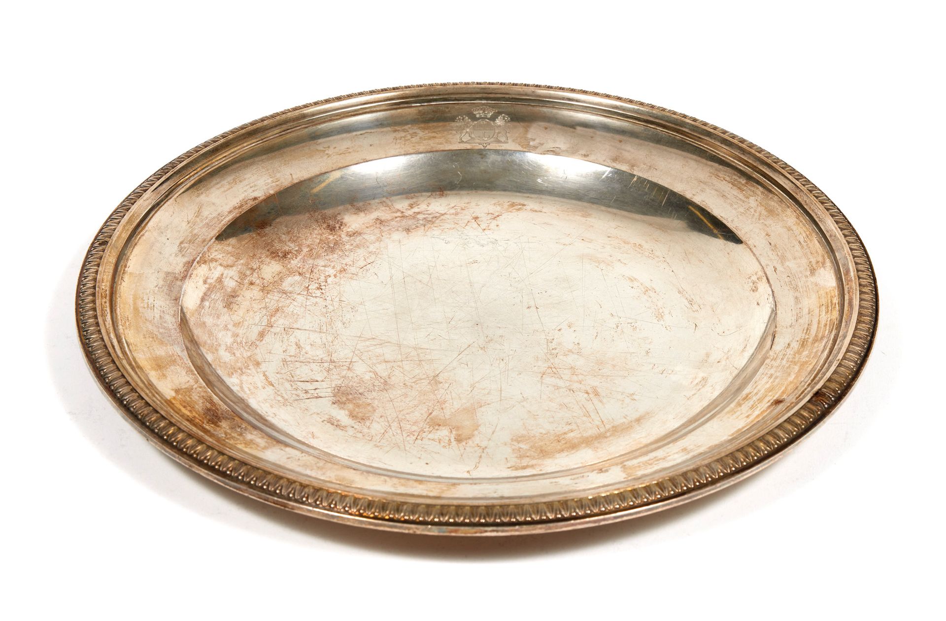 Plat circulaire en argent 银色圆盘

巴黎，1819-1838年，银匠无法辨认

带棕榈花边，刻有伯爵冠冕的纹章，印记：标题（950°&hellip;