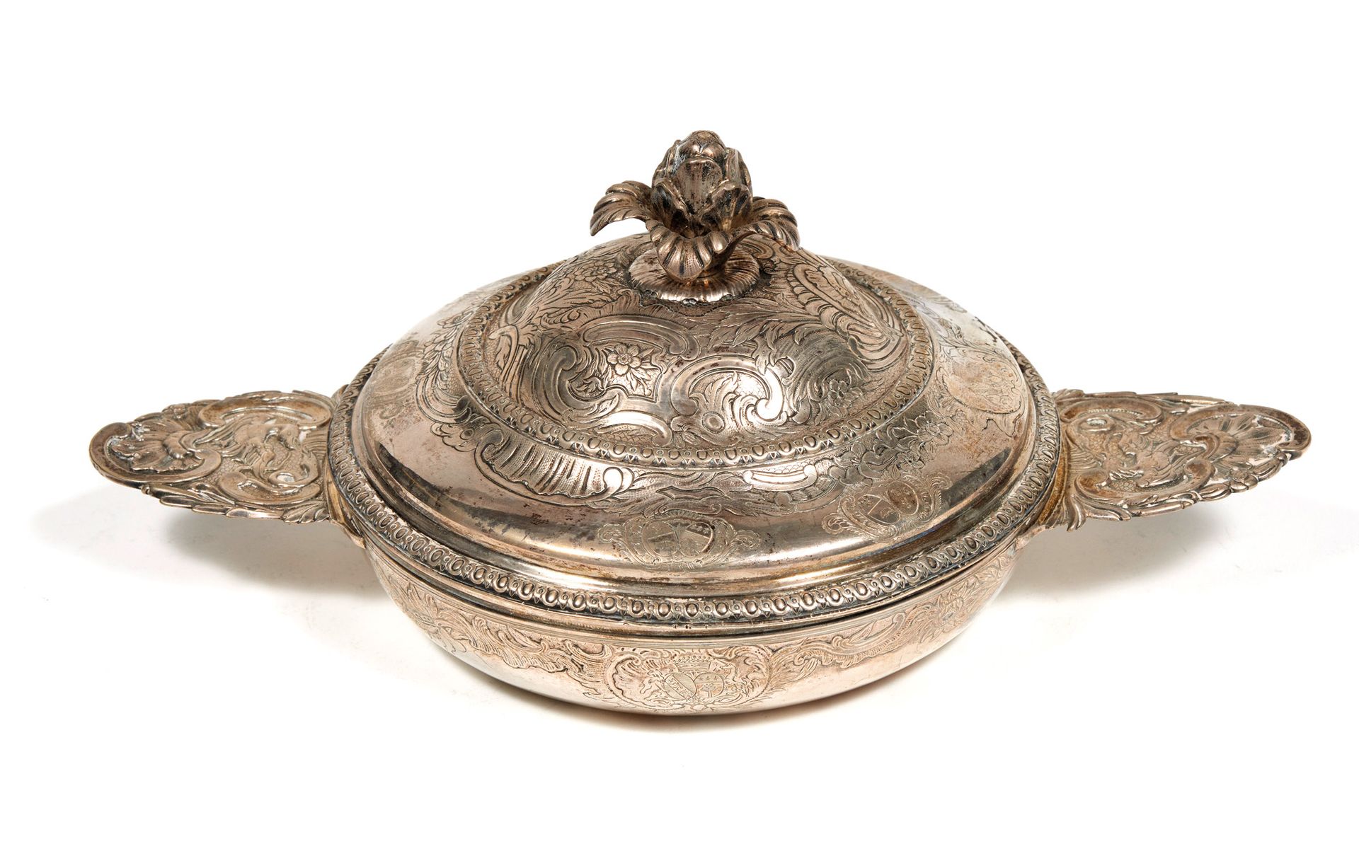 Ecuelle et son couvercle en argent 银色的碗和盖子

作者：让-路易-伊姆林，斯特拉斯堡，1782年

平底，刻有Rocail&hellip;