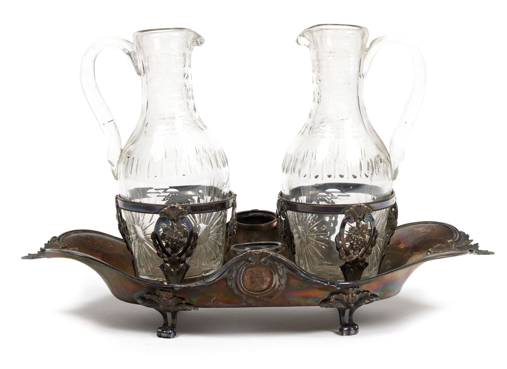 Huilier en argent et verre 银色和玻璃油瓶

作者：Pierre Vallières，巴黎，1777年

椭圆形，有四个滚动的脚，边缘&hellip;