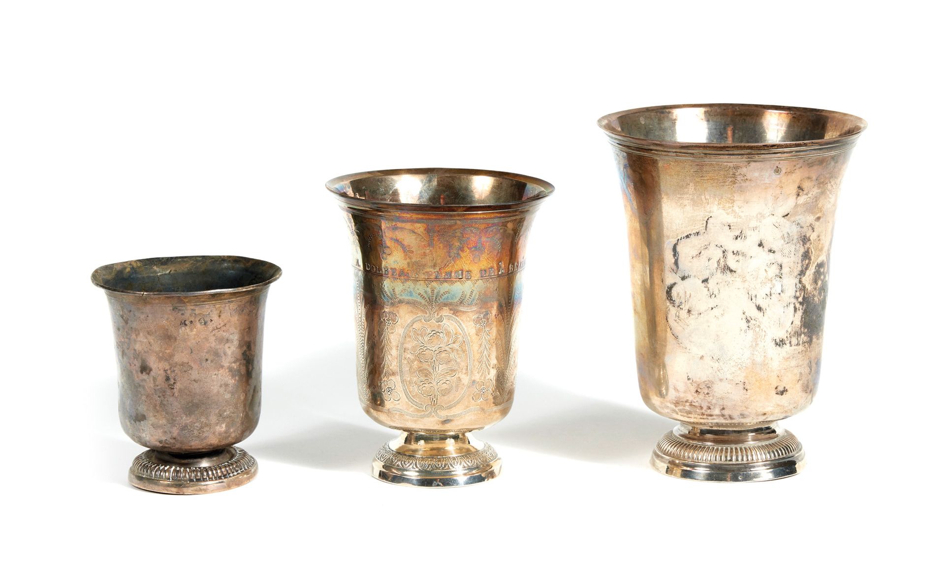 Ensemble comprenant : 套装包括 :



银色的郁金香杯

作者：Denis Colombier，巴黎，1798-1809年

单一的基座&hellip;