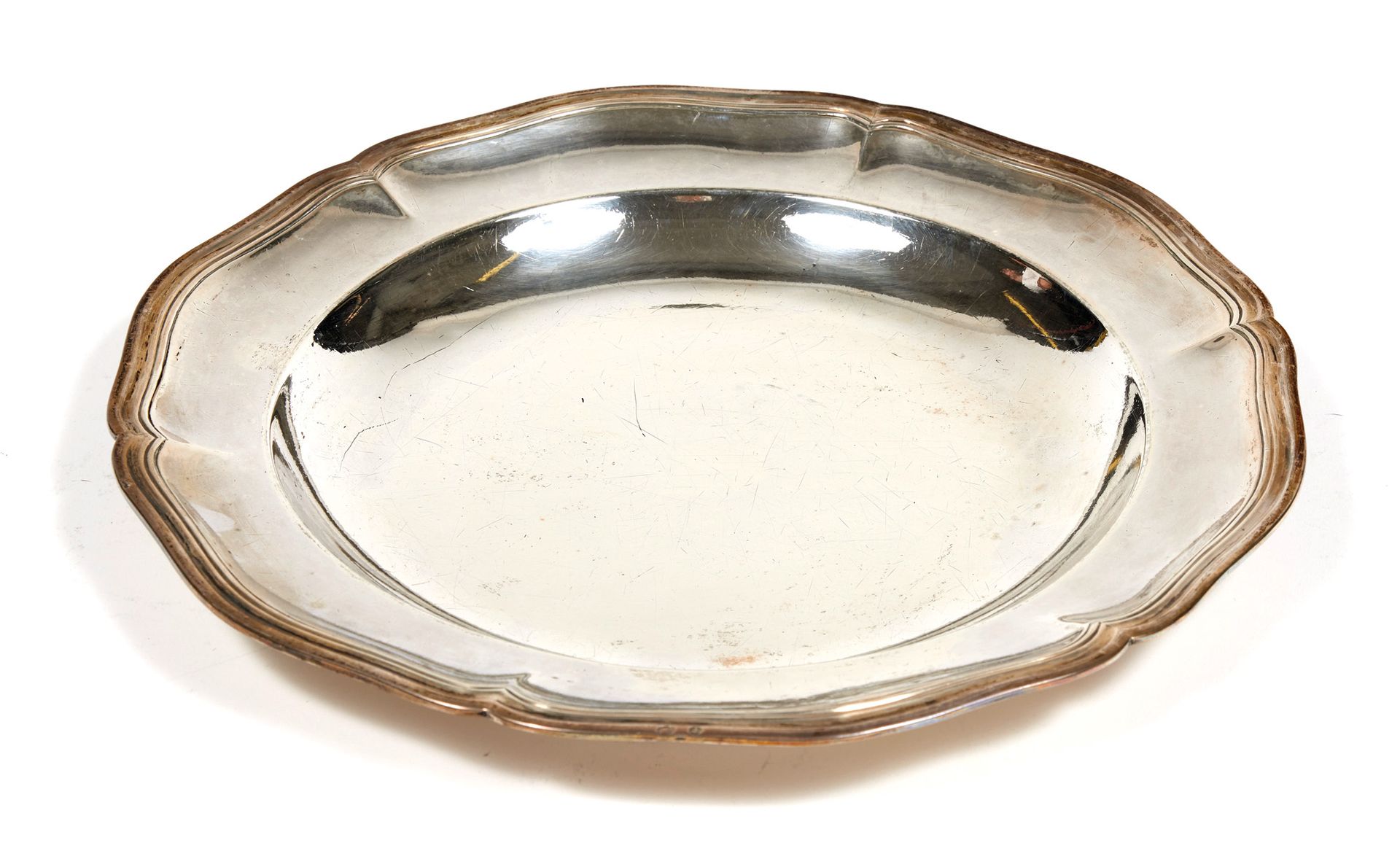 Plat creux en argent Hollow silver dish

Province, circa 1750

Contoured and fil&hellip;