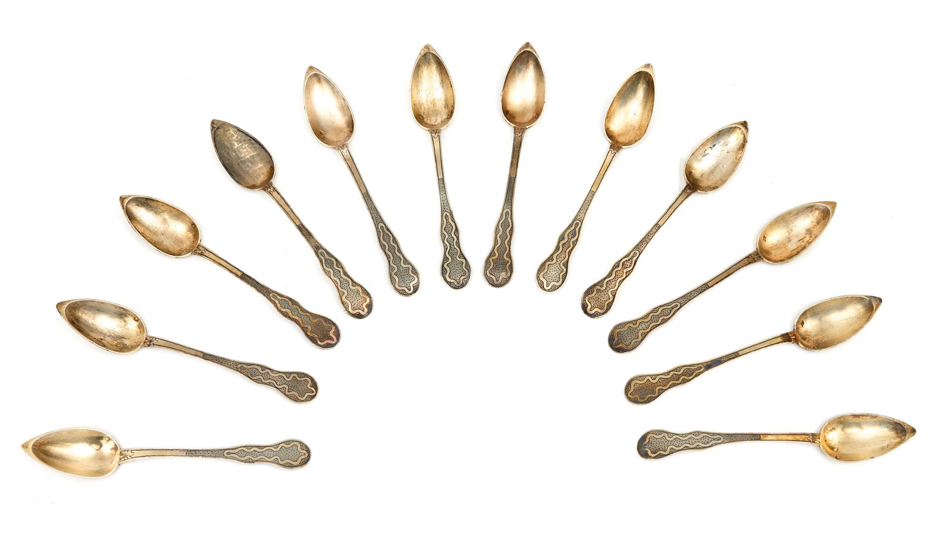 Ensemble de 12 cuillères en argent ciselé anciennement vermeillé Set of 12 spoon&hellip;