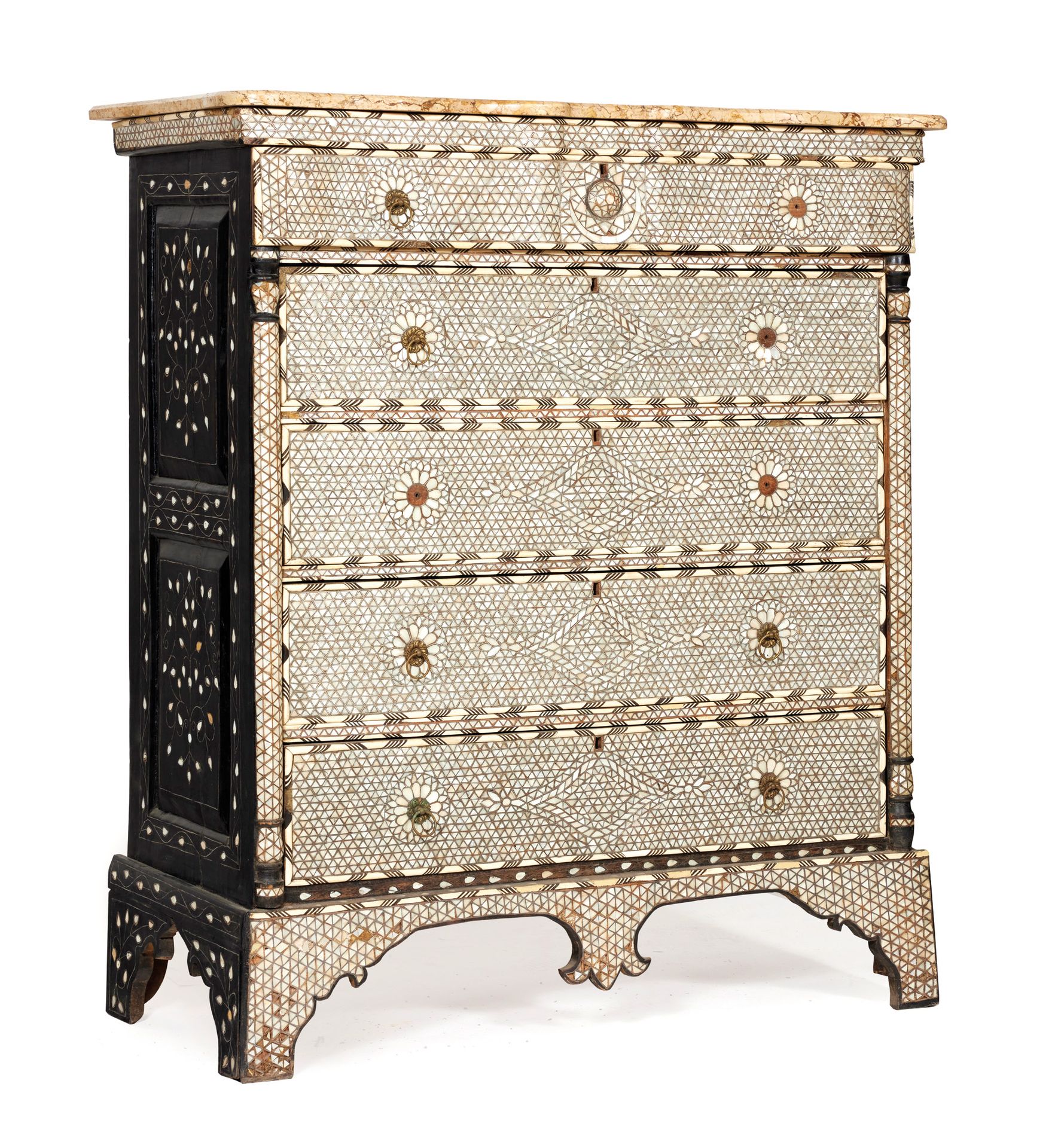 Haute commode 高抽屉柜

熏黑的木头和珍珠母镶嵌，装饰有花环和方块，有模拟柱子的数量。

19世纪的叙利亚口味的作品

136 x 115 x 4&hellip;
