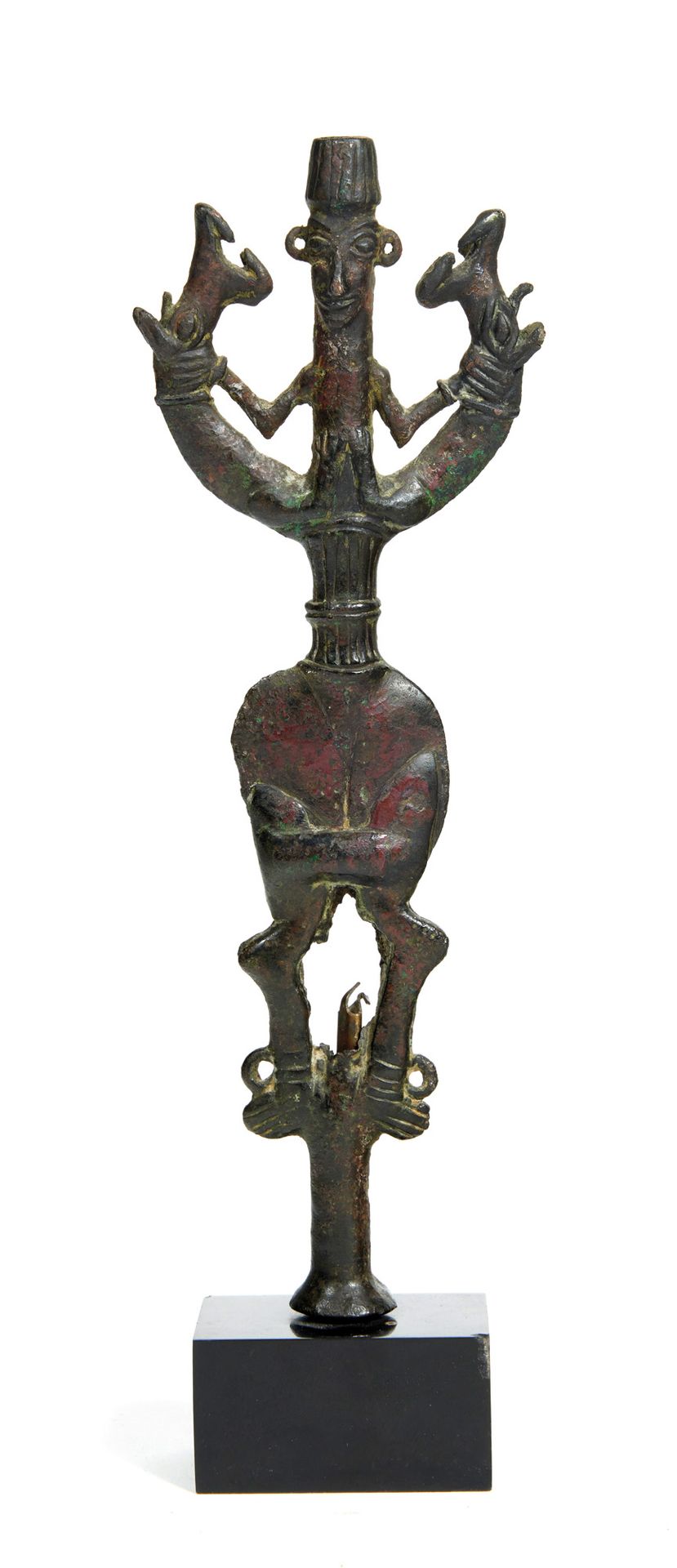 Idole porte-épingle au Maître des animaux janiforme. 带针的偶像，其形式为janiform动物主人。

青铜&hellip;