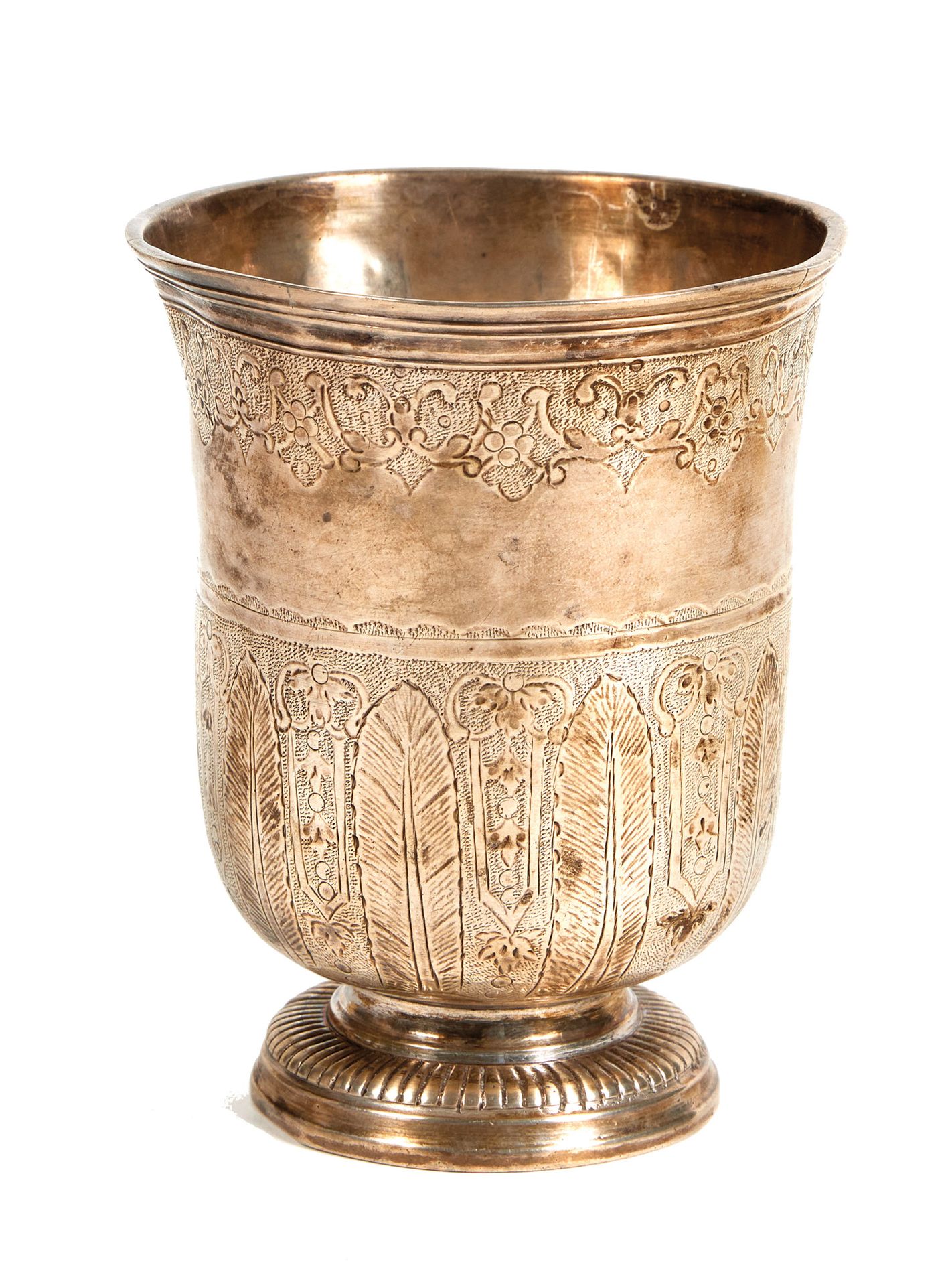 TIMBALE TULIPE EN ARGENT 银色的郁金香杯

巴黎，1724年，部分可辨认的镀金大师

放在一个镶有石榴裙边的基座上，主体刻有长矛、摄政时&hellip;
