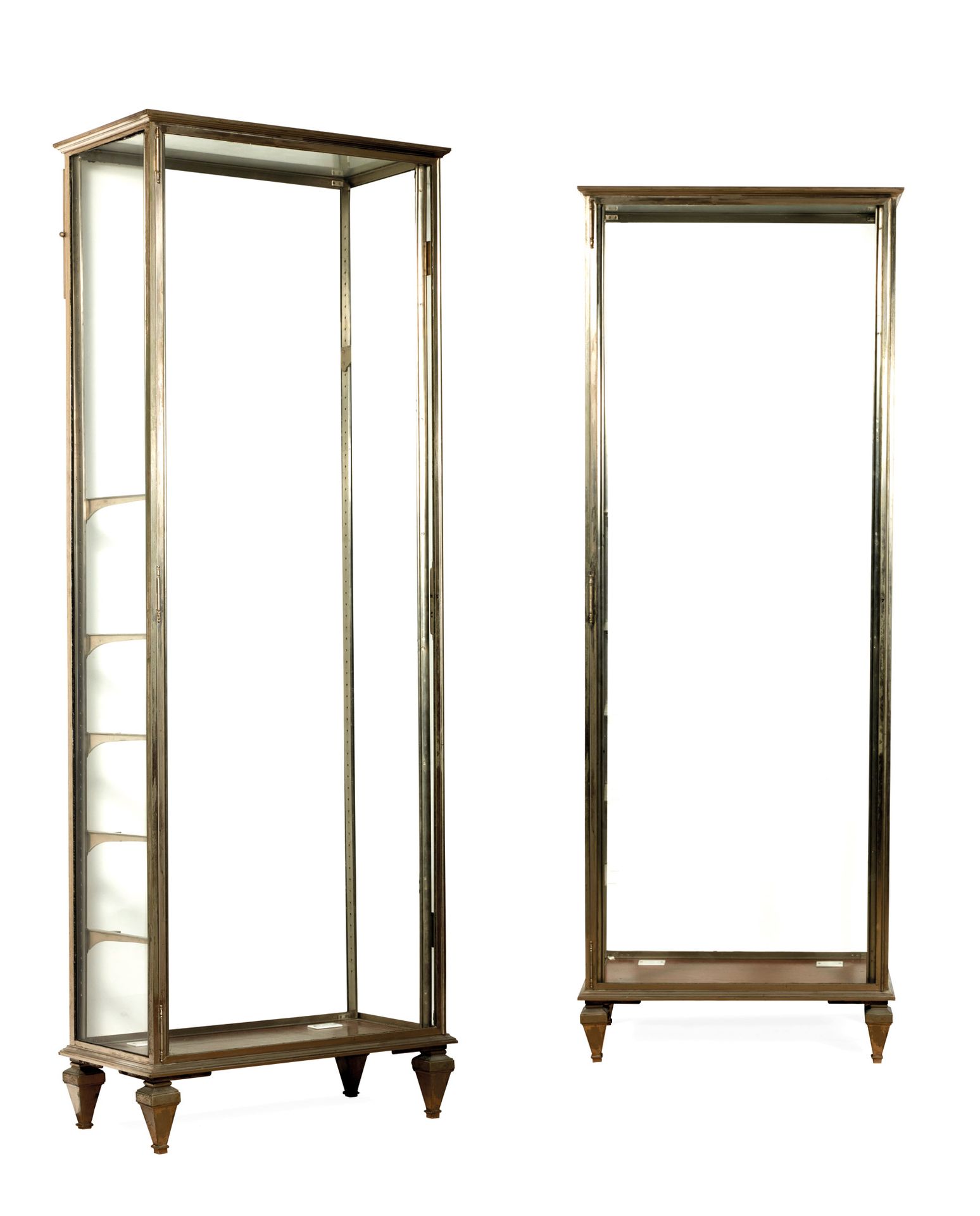 Paire de vitrines, montant en acier chromé Pair of display cases, chromed steel &hellip;