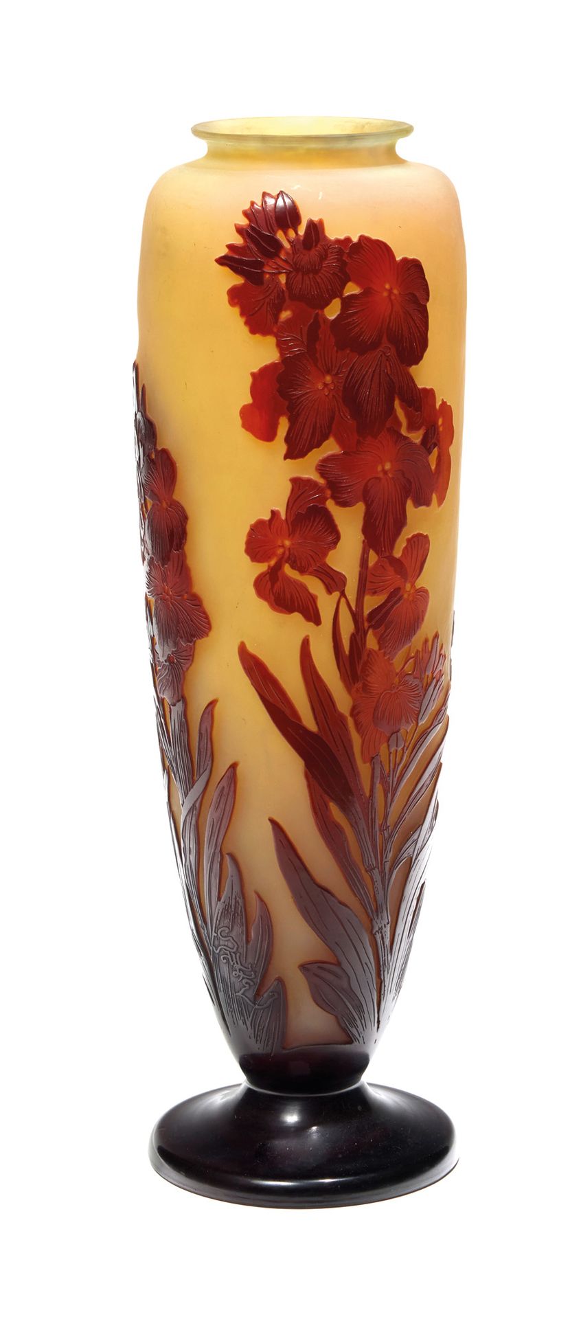 Émile GALLÉ (1846-1904) 埃米尔-加莱(1846-1904)

多层玻璃基座上的大柱形花瓶，在阴影的黄色背景上浮雕了红色的剑兰花。高36厘&hellip;