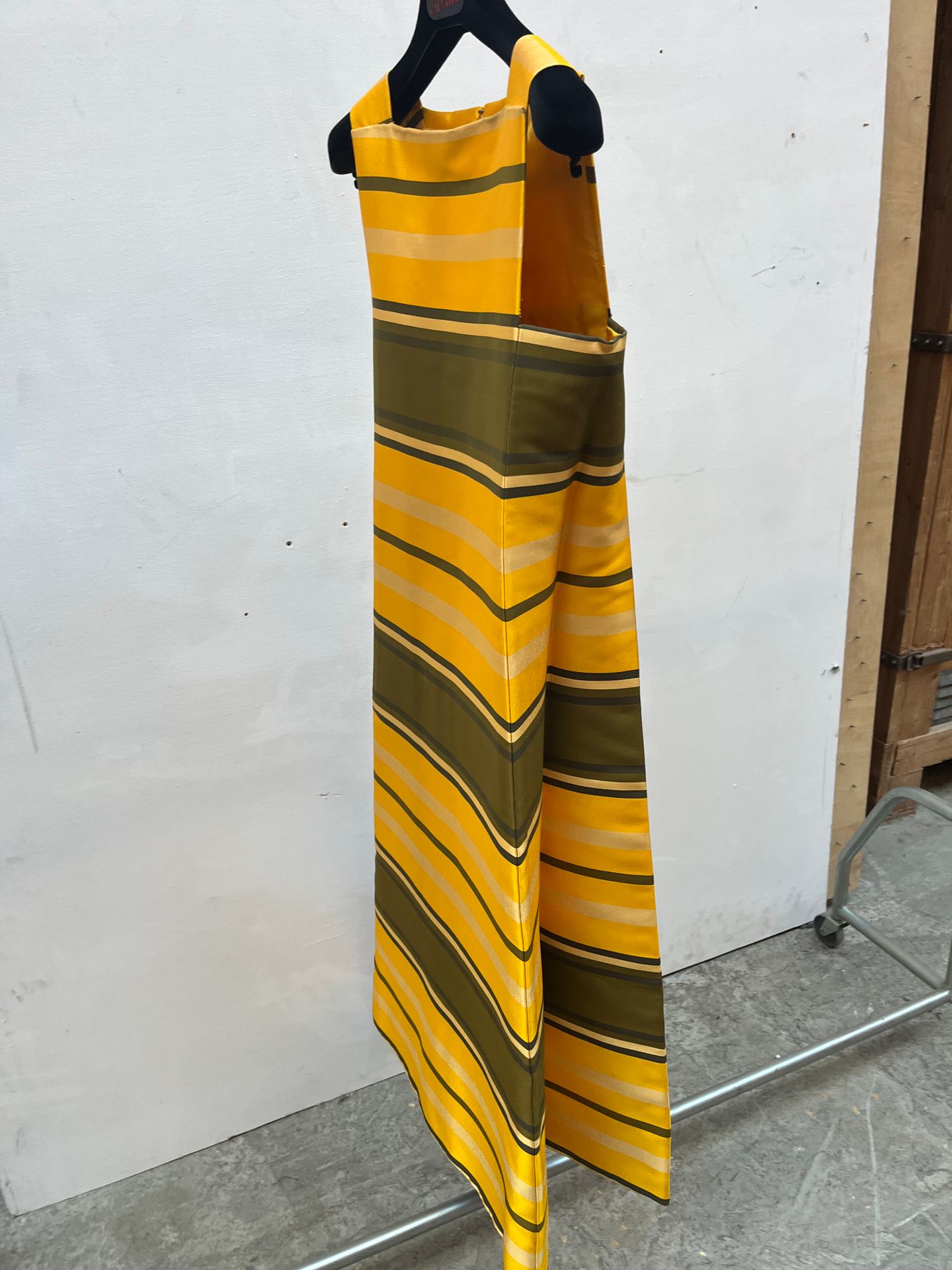 Marc VAUGHAN Marc VAUGHAN
黄色丝绸条纹的华丽晚礼服，带有橄榄绿和灰色的双喇叭褶皱
约1970年