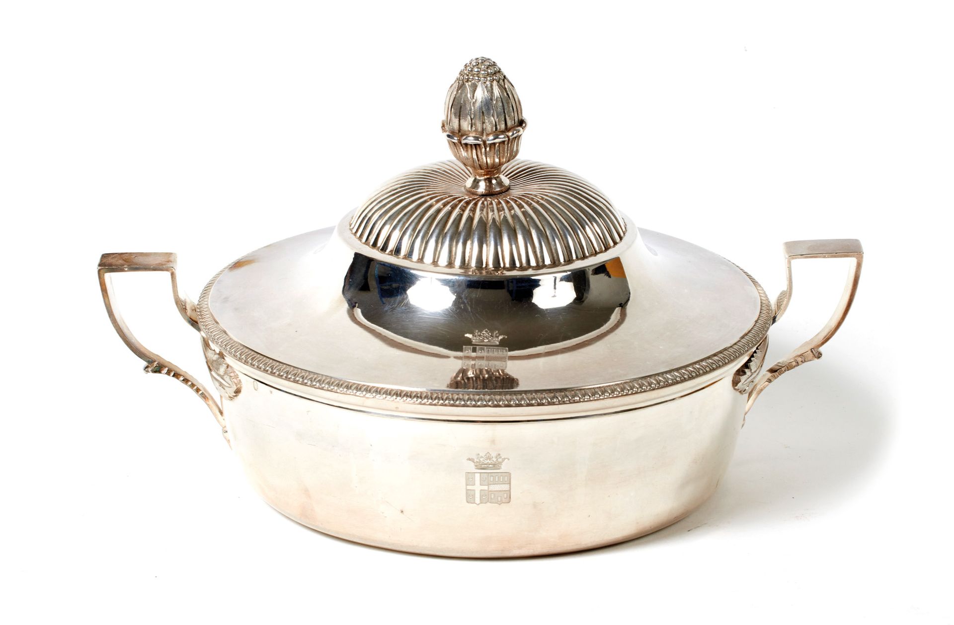Légumier Vegetable dish

in plain silver of round shape, the mobile lid bordered&hellip;