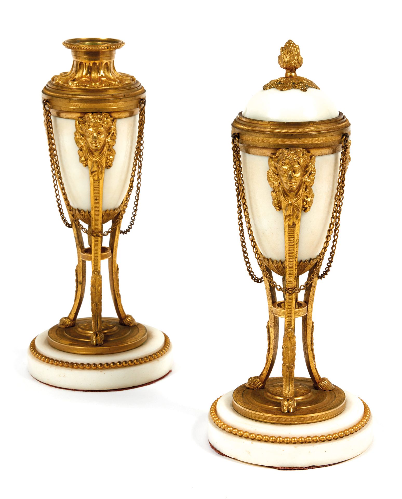 Paire d'urnes formant bougeoirs Pair of urns forming candlesticks
in gilt bronze&hellip;