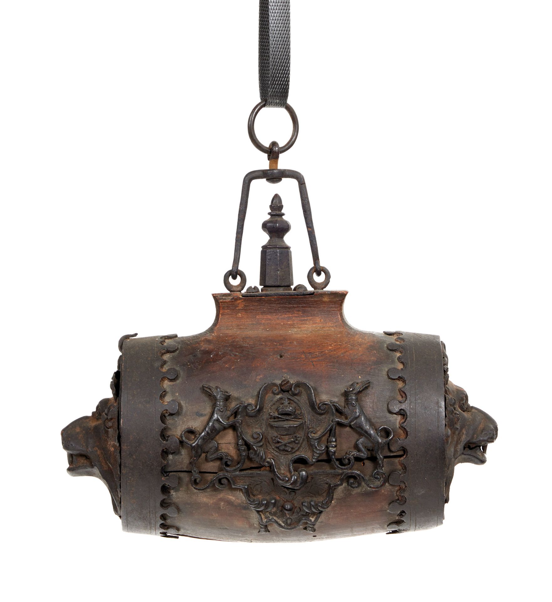 Curieux tonnelet 奇特的木桶
可用作火药瓶（？），天然木质，装饰有铁质元素，代表着有钥匙装饰的纹章，两边是狗，装饰有涡流。侧面装饰有风格化的狮子&hellip;