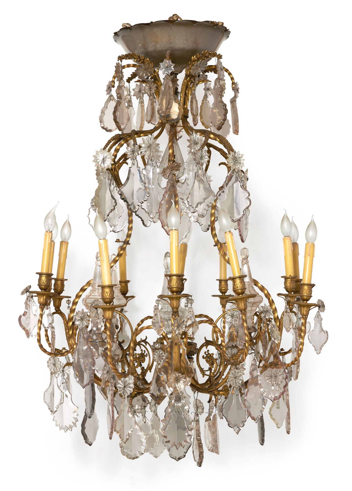 Lustre 吊灯 
篮子形状的吊灯，有12个扭曲的光枝，用珍珠和刺桐叶装饰的青铜錾花。它装饰有吊坠、花环、盘子和水晶。
路易十五风格，19世纪下半叶
高度：1&hellip;