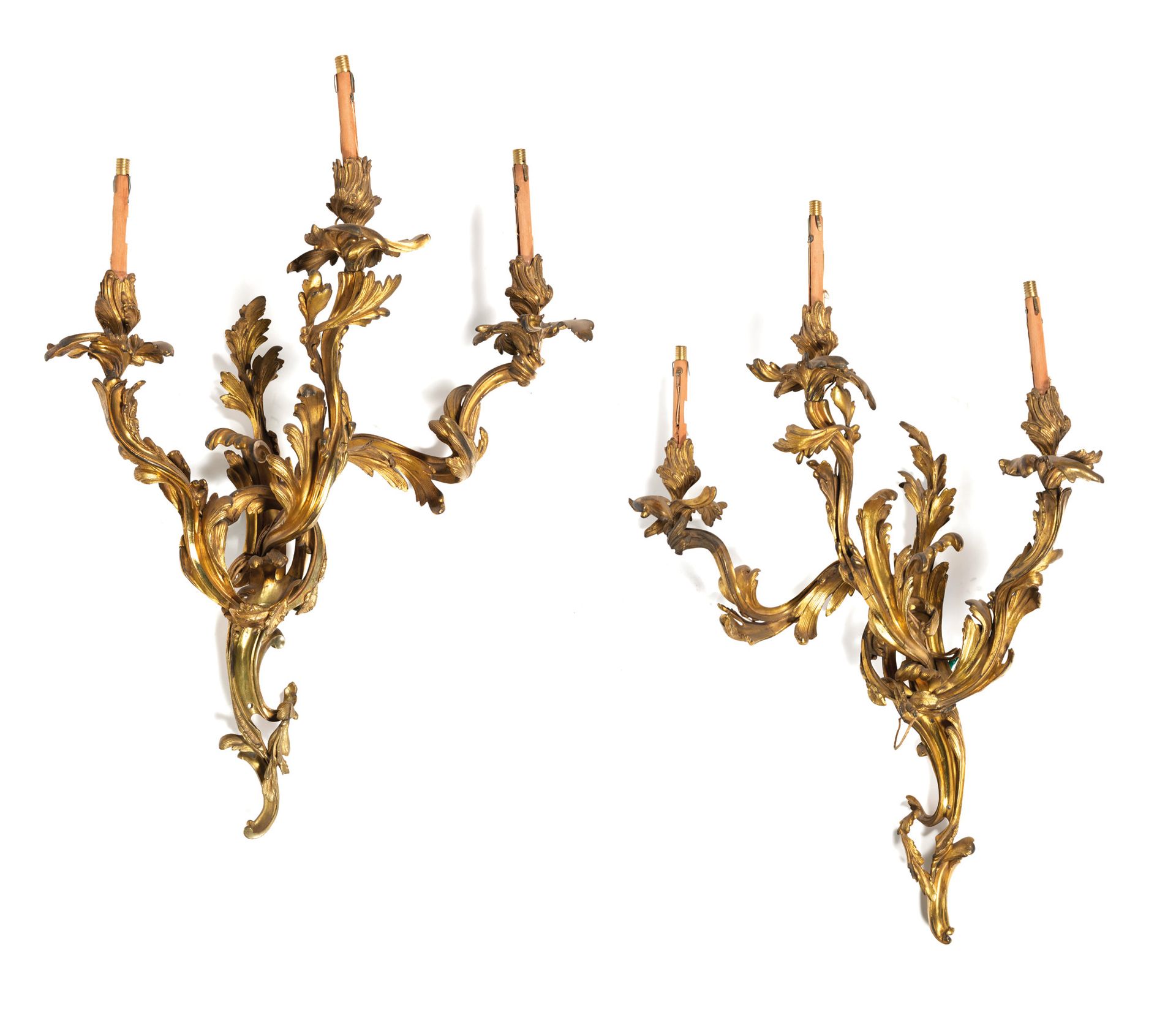 Paire d'appliques 一对三灯壁炉 
有三个带凹槽和镀金的青铜灯枝，装饰有刺桐叶和涡纹
路易十五风格
钻孔通电
高：77厘米；长：61厘米
残枝